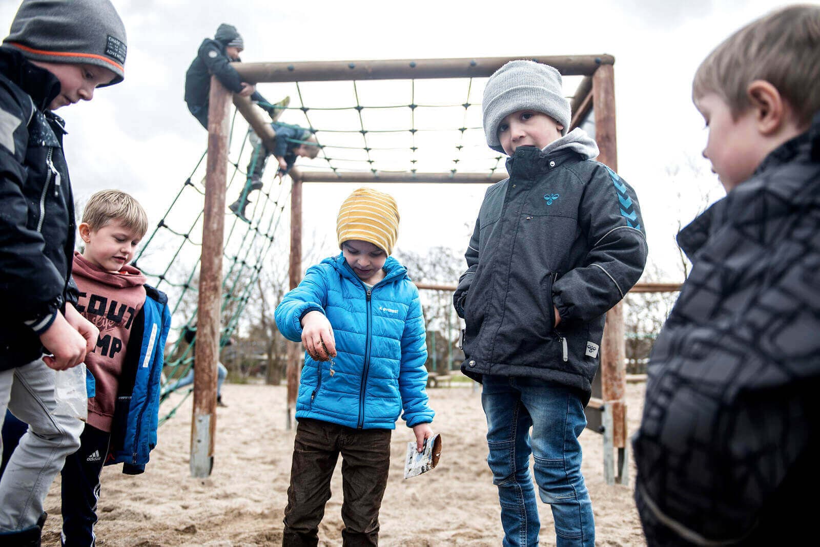 Frisk luft er stadig en mangelvare i danske folkeskoler, hvor dårligt indeklima svækker elever og læreres helbred og sænker indlæring. Nu skal 11 kommuner med Realdanias støtte blive bedre til  - og får støtte til - at forbedre skolernes indeklima.