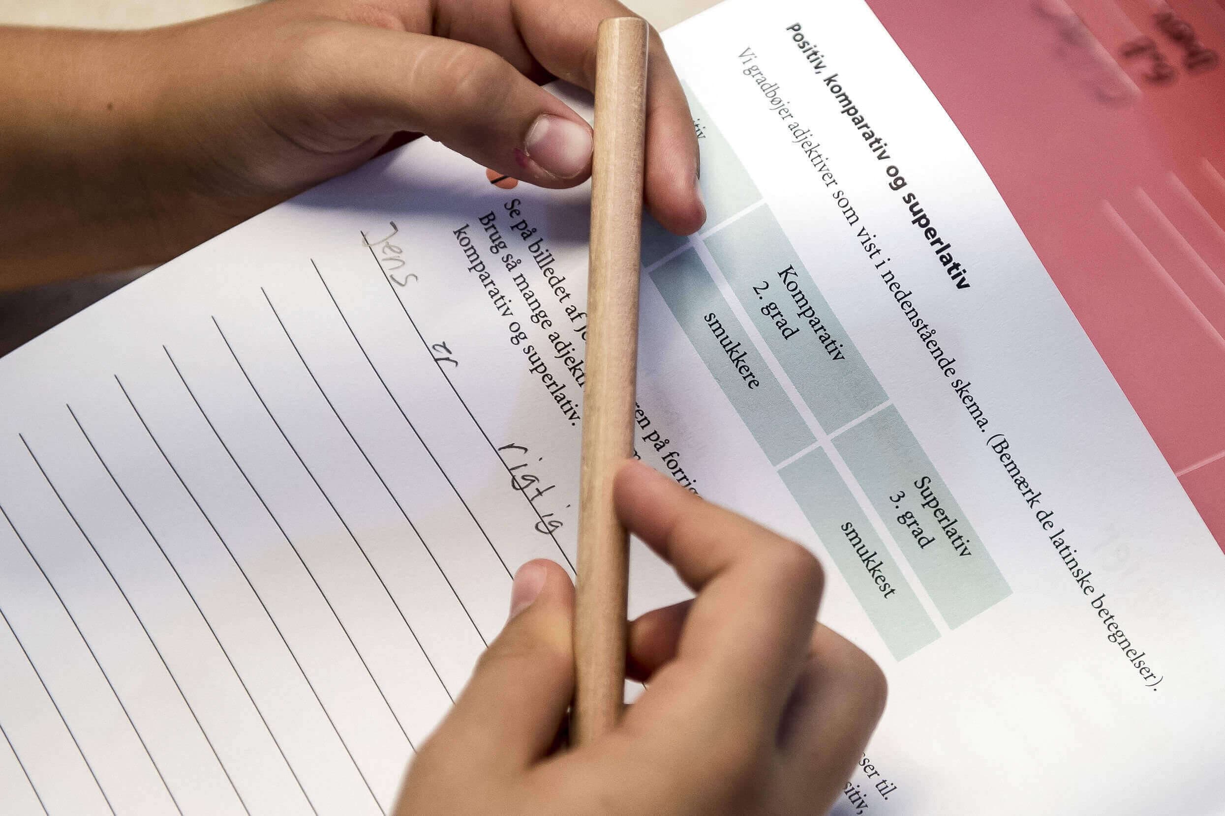 Der er ifølge KL for mange elever, der ikke kommer i job eller uddannelse efter folkeskolen. Derfor vil kommuneforeningen have fjernet 10. klasse fra folkeskolen og flytte det over i regi af ungdomsuddannelser.
