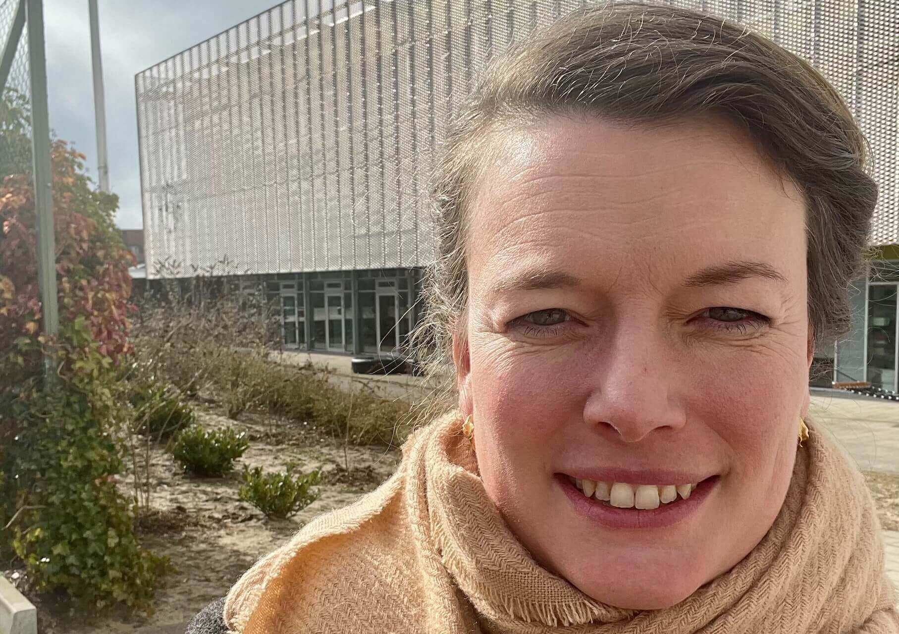 Kommunalbestyrelsen kan godt skelne mellem, hvornår de repræsenterer kommunen, og hvornår de kommer fra et politisk parti. Vi har aldrig oplevet, at politikerne bruger besøgene til partipolitisk kampagne, siger Billunds borgmester Stephanie Storbank, der er glad for politikerkernes mulighed for at besøge den kommunale administration ved indgangen til en ny valgperiode.