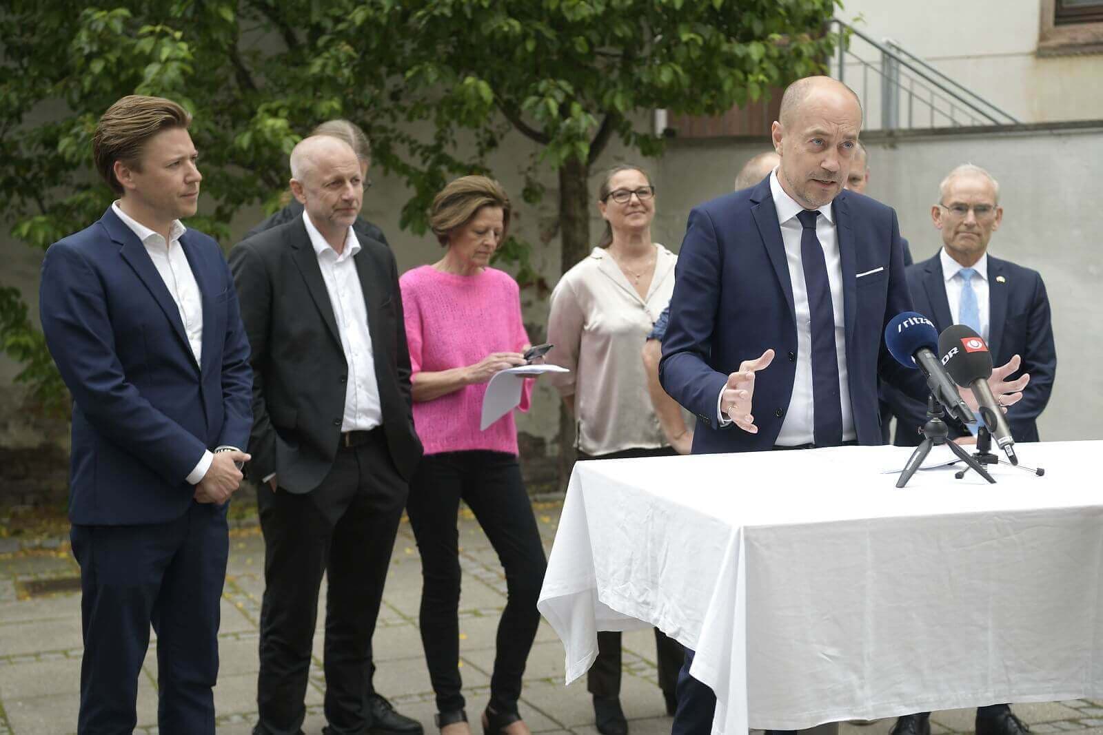   Sundhedsminister Magnus Heunicke afholder sammen med aftalepartierne pressemøde om en sundhedsaftale, der afsætter 6,8 milliarder kroner over de næste otte år til en reform, som ikke mindst skal styrke det nære sundhedsvæsen. 