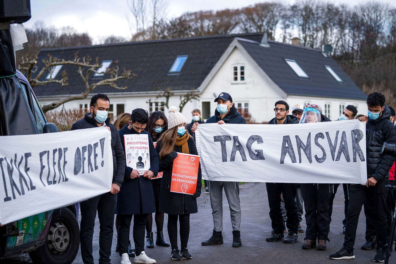 Demonstration ved bostedet Ørbækskilde i Fårevejle hvor Yamma Ahamadzai blev dræbt. Familie og venner til den dræbte specialpædagog demonstrerede for mere sikkerhed i psykiatrien. Lørdag 9. januar 2021.