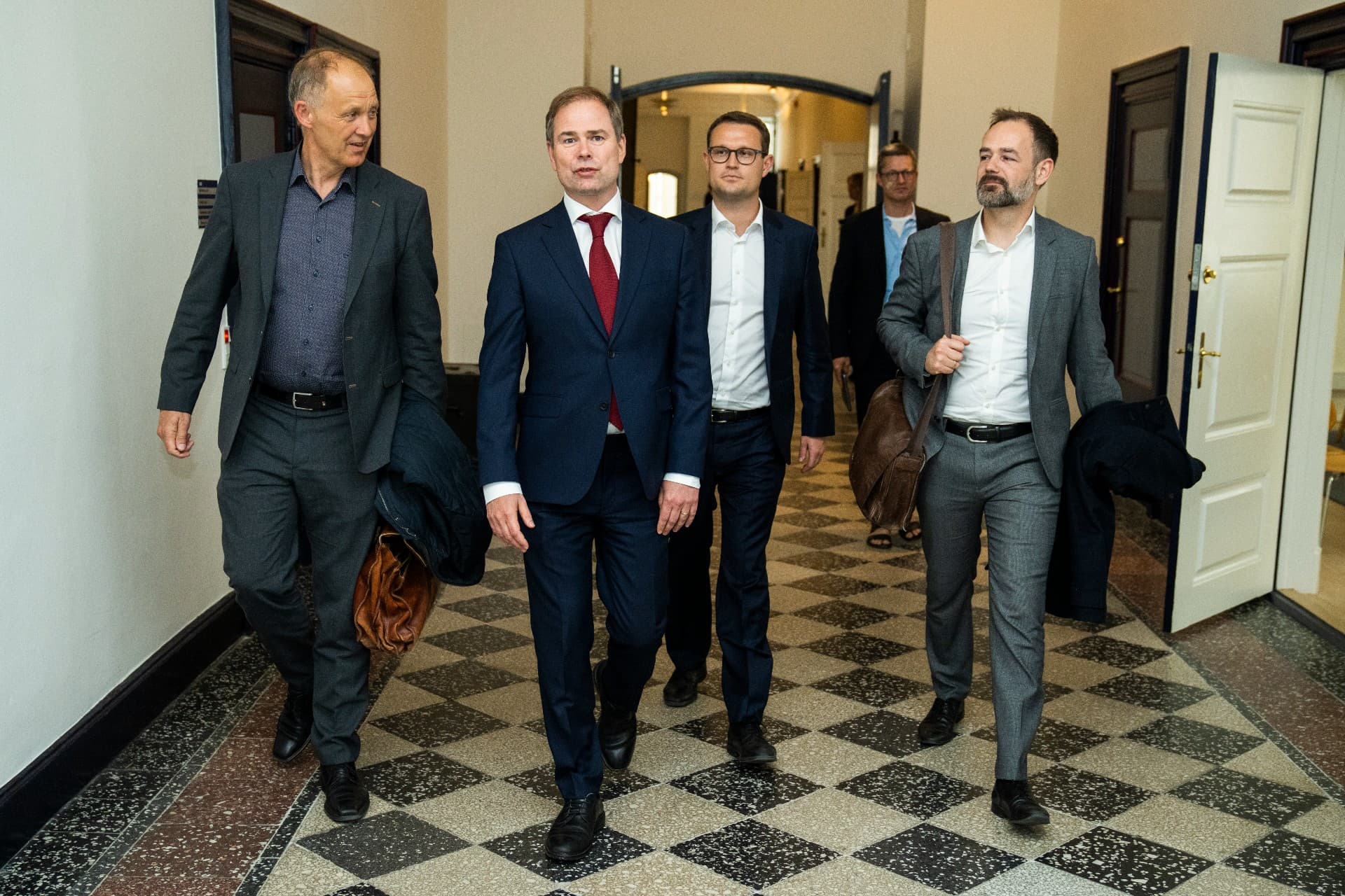 Hovedaktørerne i økonomiaftaleforhandlingerne, der hvert år lægger fundamentet til kommunernes økonomi. Fra venstre KL-formand Martin Damm (V), finansminister Nicolai Wammen (S), indenrigsminister Christian Rabjerg Madsen (S) og KL-næstformand Jacob Bundsgaard (S).
