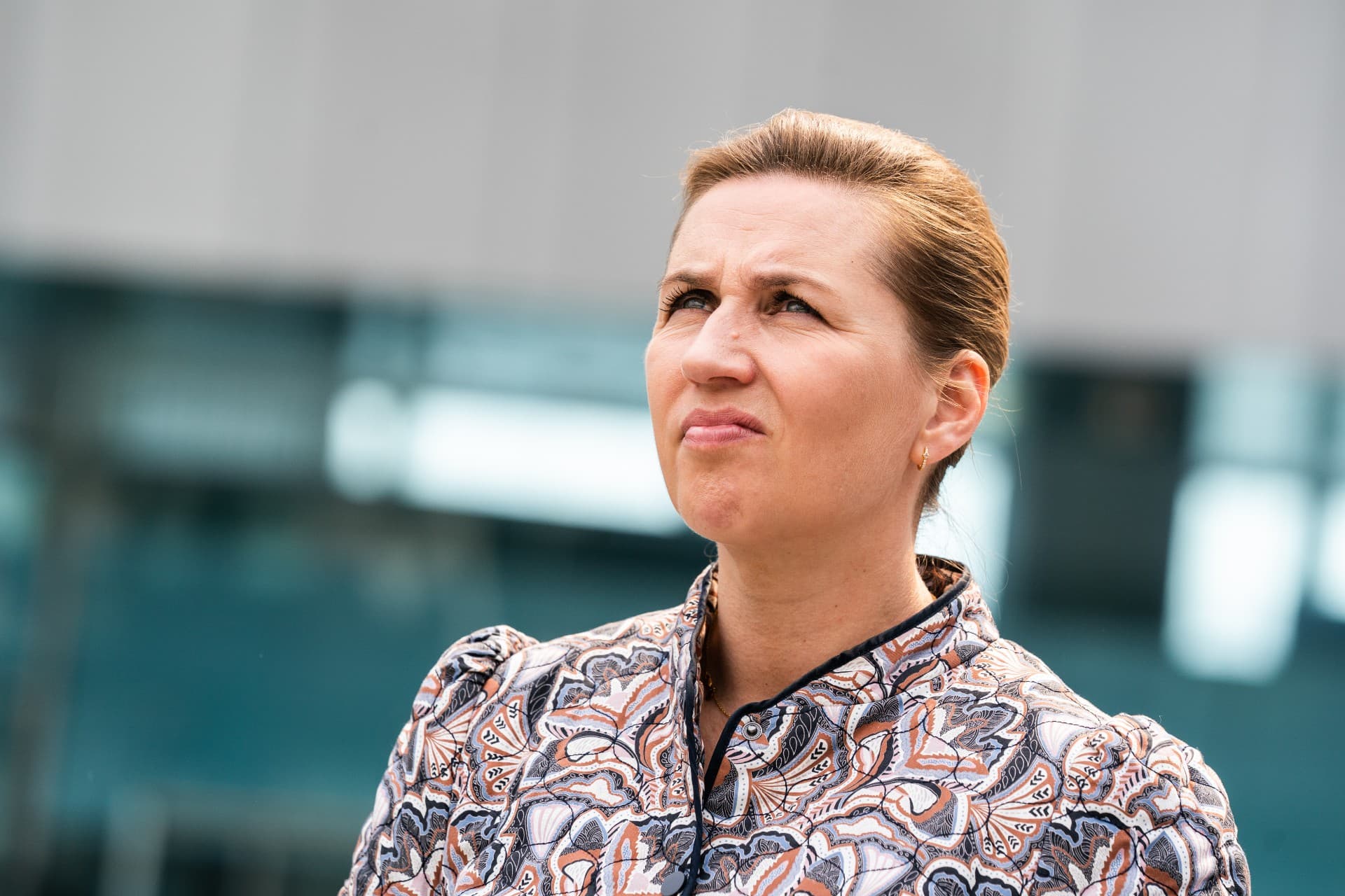 Statsminister Mette Frederiksens forstilte regeringsinvitation til de blå har gjort det en smule vanskeligere for oppositionen at køre på regeringen som magtarrogant og enerådig. Men den vil efter bedste evne gøre det alligevel.