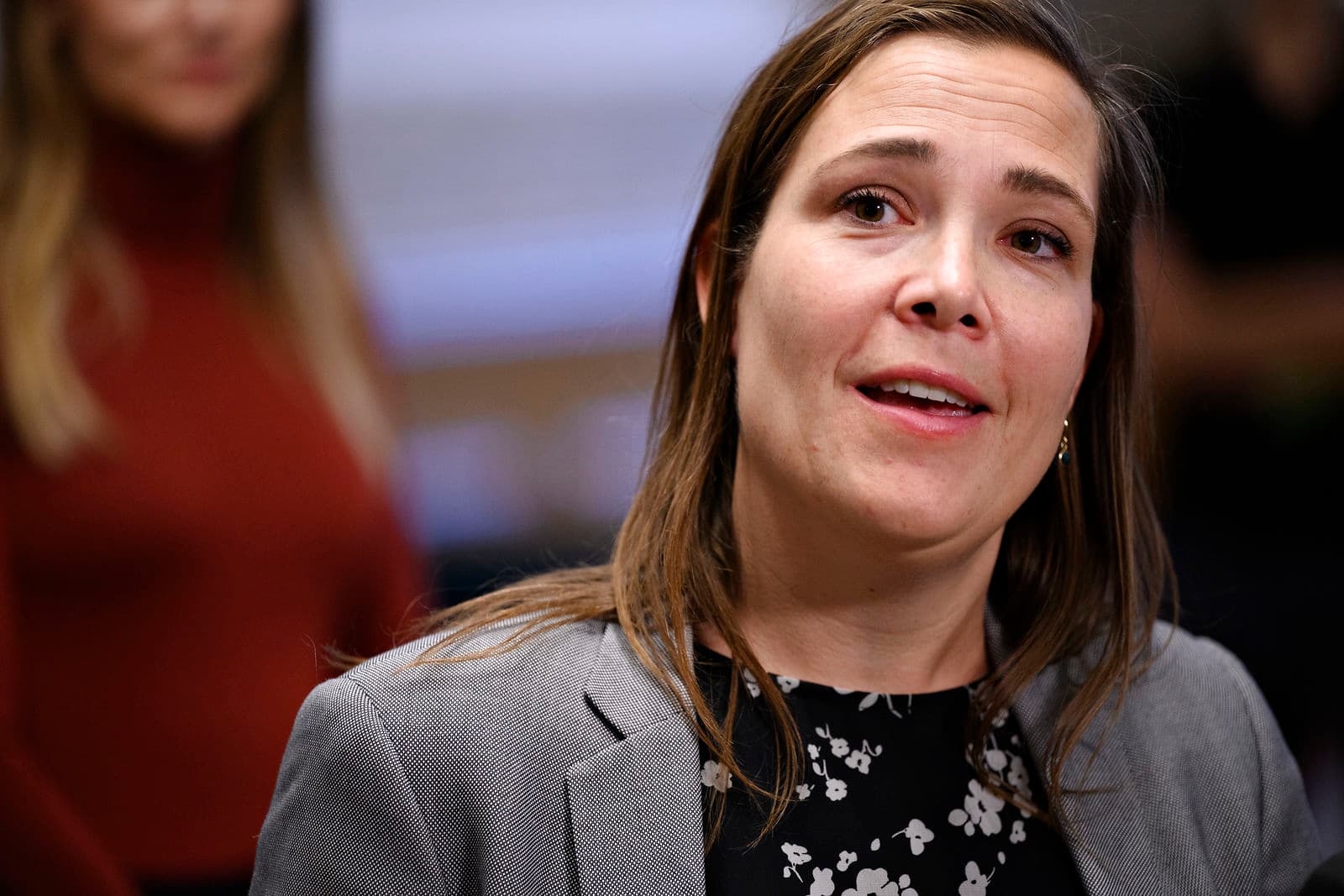   Social- og ældreminister Astrid Krag (S) mener, at detailstyring og unødvendig regulering risikerer at kvæle ældreplejen. Derfor skal der nu findes bedre løsninger lokalt, hvor medarbejderne i kommunerne selv kan bestemme, hvordan der passes bedst på de ældre borgere.
