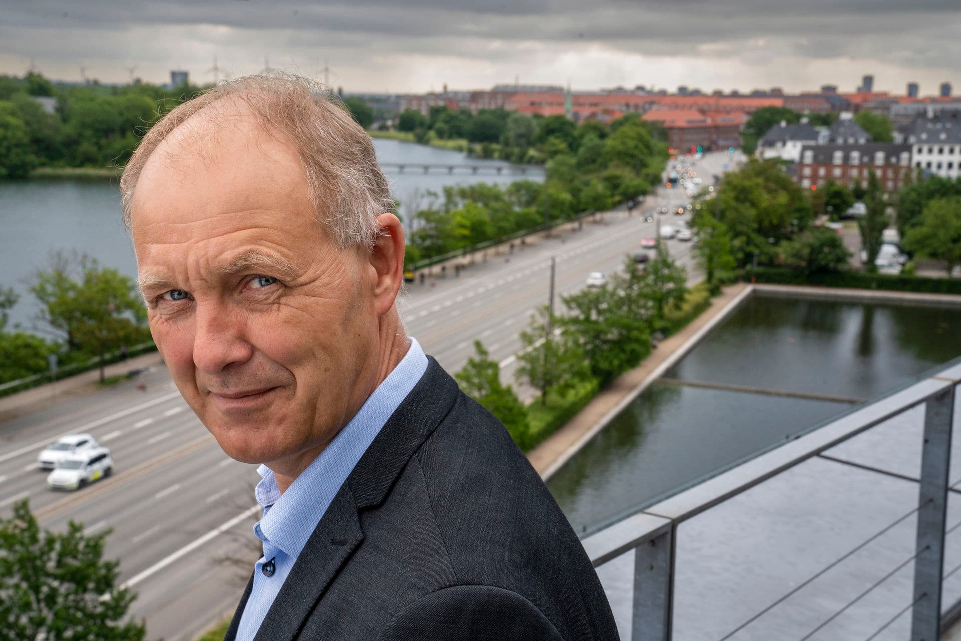  Folketinget må tage nogle valg og arbejde for at få pengene til at passe i kommunerne eller komme i gang med at gennemføre flere reformer, som frigør flere penge, siger formanden for KL, Martin Damm (V).