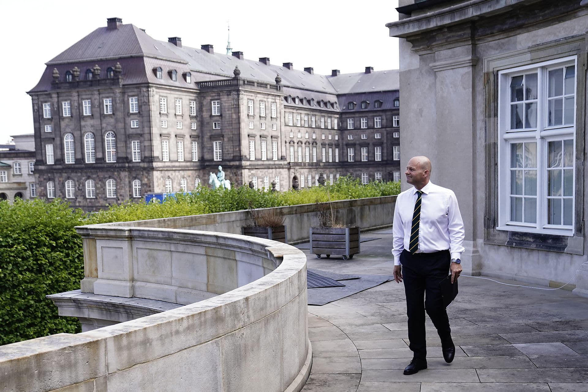 De Konservatives formand, Søren Pape Poulsen, drømmer om at tage ophold i bygningen bagved til venstre i billedet. Det er nemlig statsministerens kontor. 