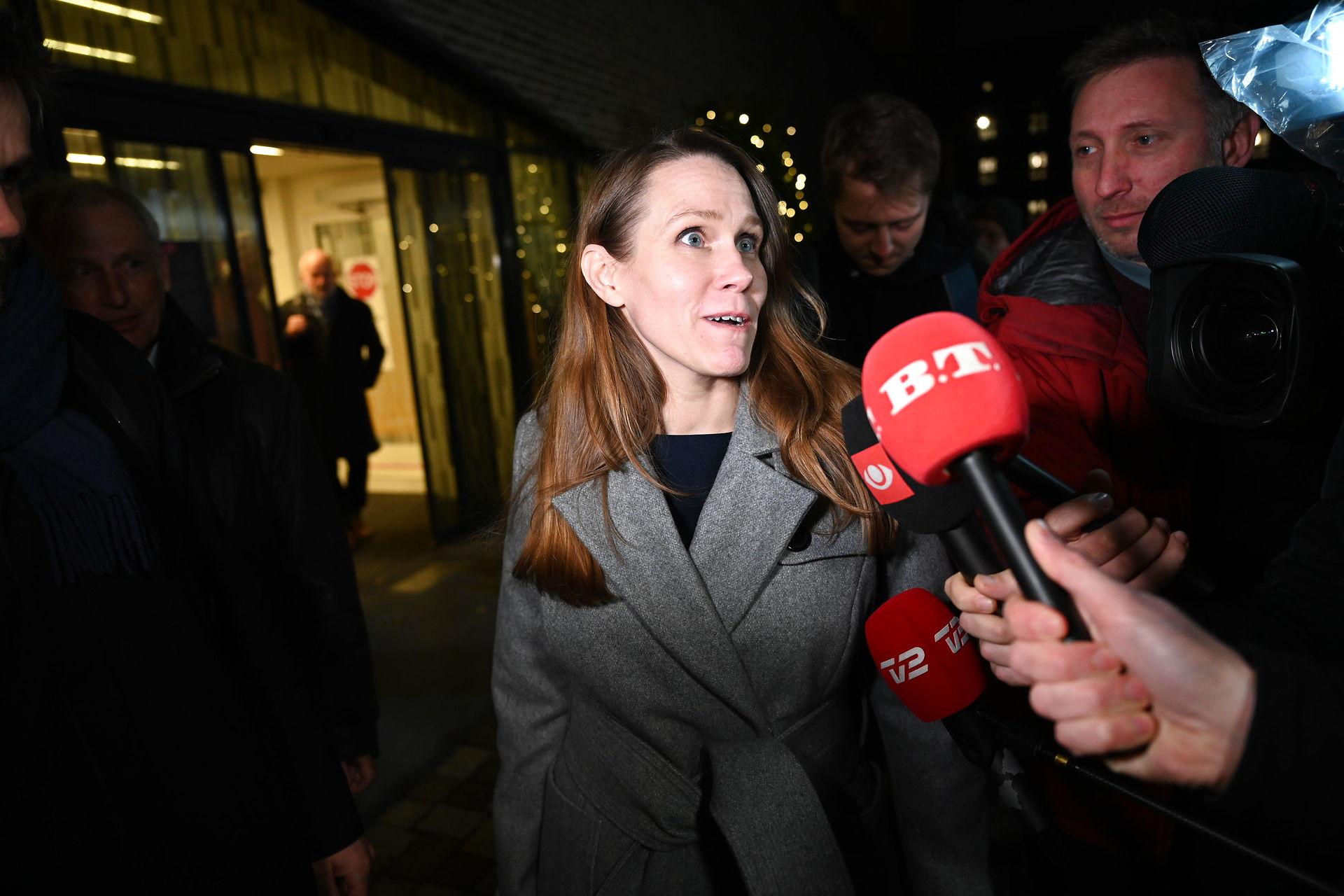 På et kort pressemøde onsdag fortalte statsminister Mette Frederiksen (S), at hun fortsat har tillid til sin departementschef trods advarslen. 
