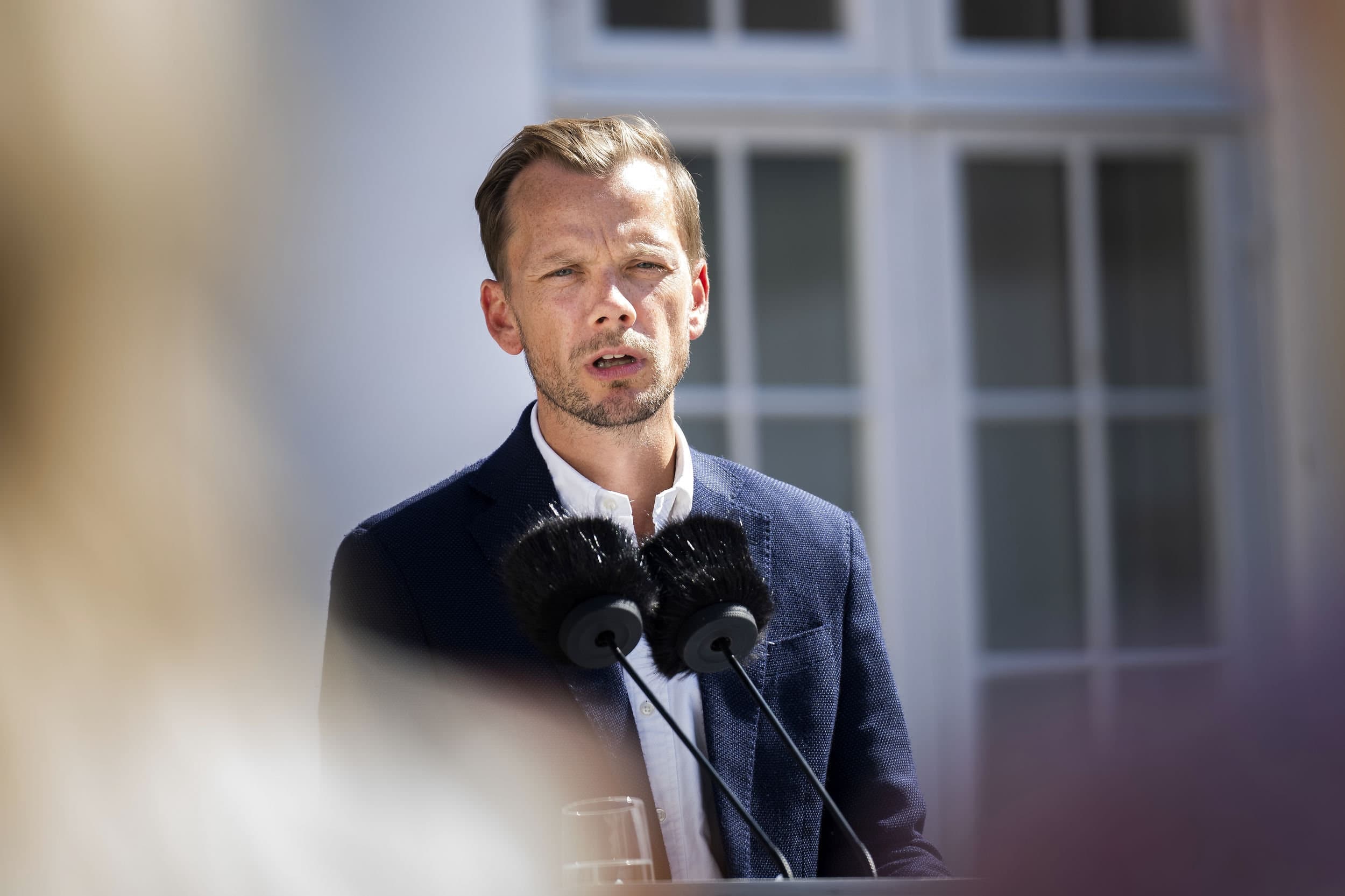  Beskæftigelsesminister Peter Hummelgaard (S) vil løse rekrutteringsudfordringer i den offentlige sektor, ved at løn- og arbejdsvilkår også bliver et politisk parameter at kigge på. 
