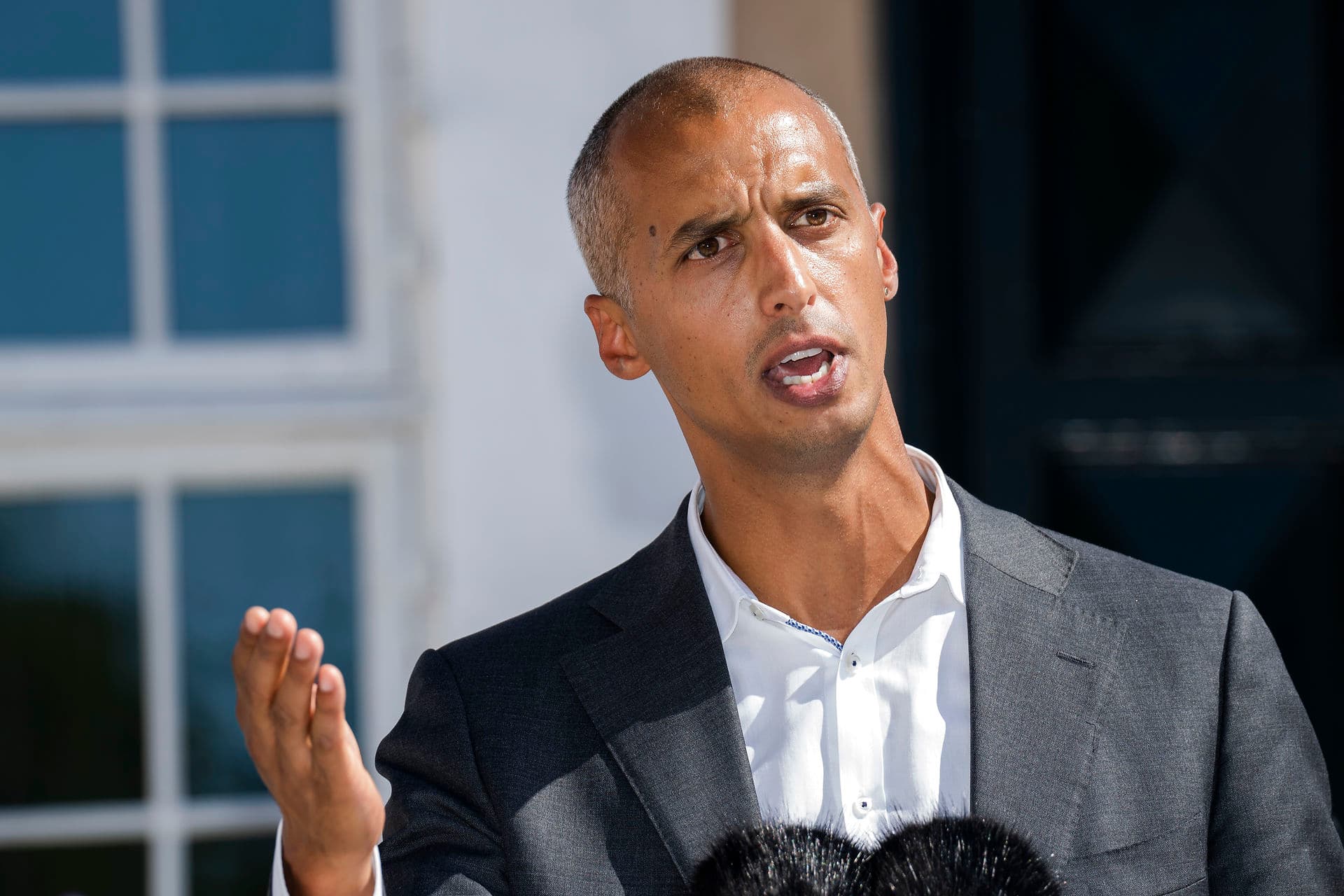   Tryghedsvagter må ikke foretage en anholdelse. Det er politiets opgave. Men med et nyt lovforslag fra justitsminister Mattias Tesfaye (S) skal vagterne skabe tryghed og stoppe forstyrrende adfærd. 
