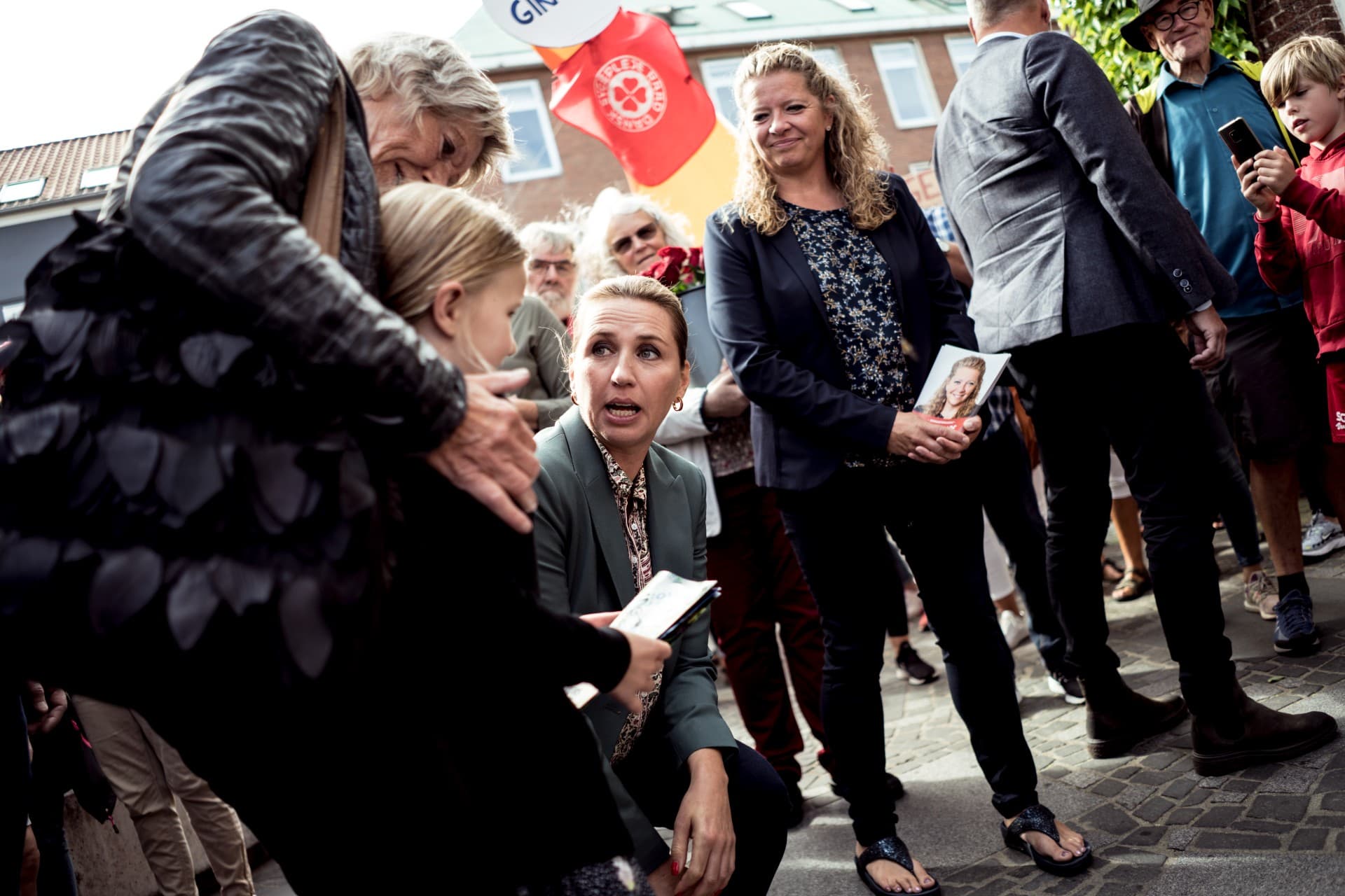 Hvis der pludselig trylles penge frem udenfor overenskomstregi, er der så mange der vil have del i dem, at der enten er så få til hver, at det kan være lige meget, eller også kommer det til at koste en rasende masse penge