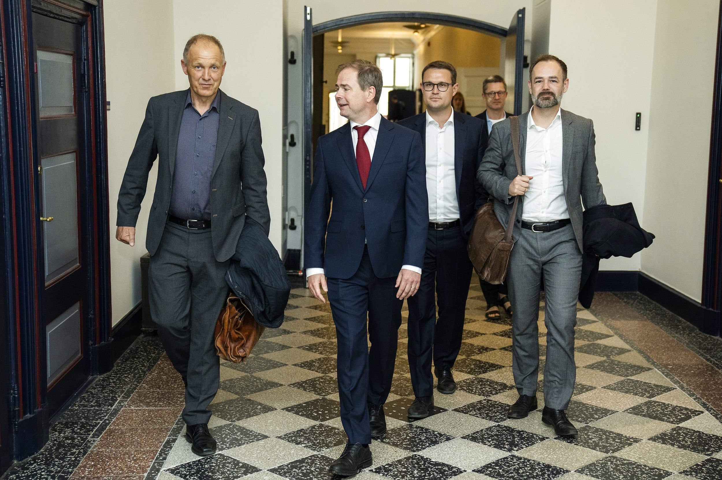 Der vil komme massive fyringsrunder i kommunerne, hvis ikke regeringen giver inflationshjælp i form af økonomisk støtte, siger formand for Kommunernes Landsforening, Martin Damm (V) (til venstre). 
