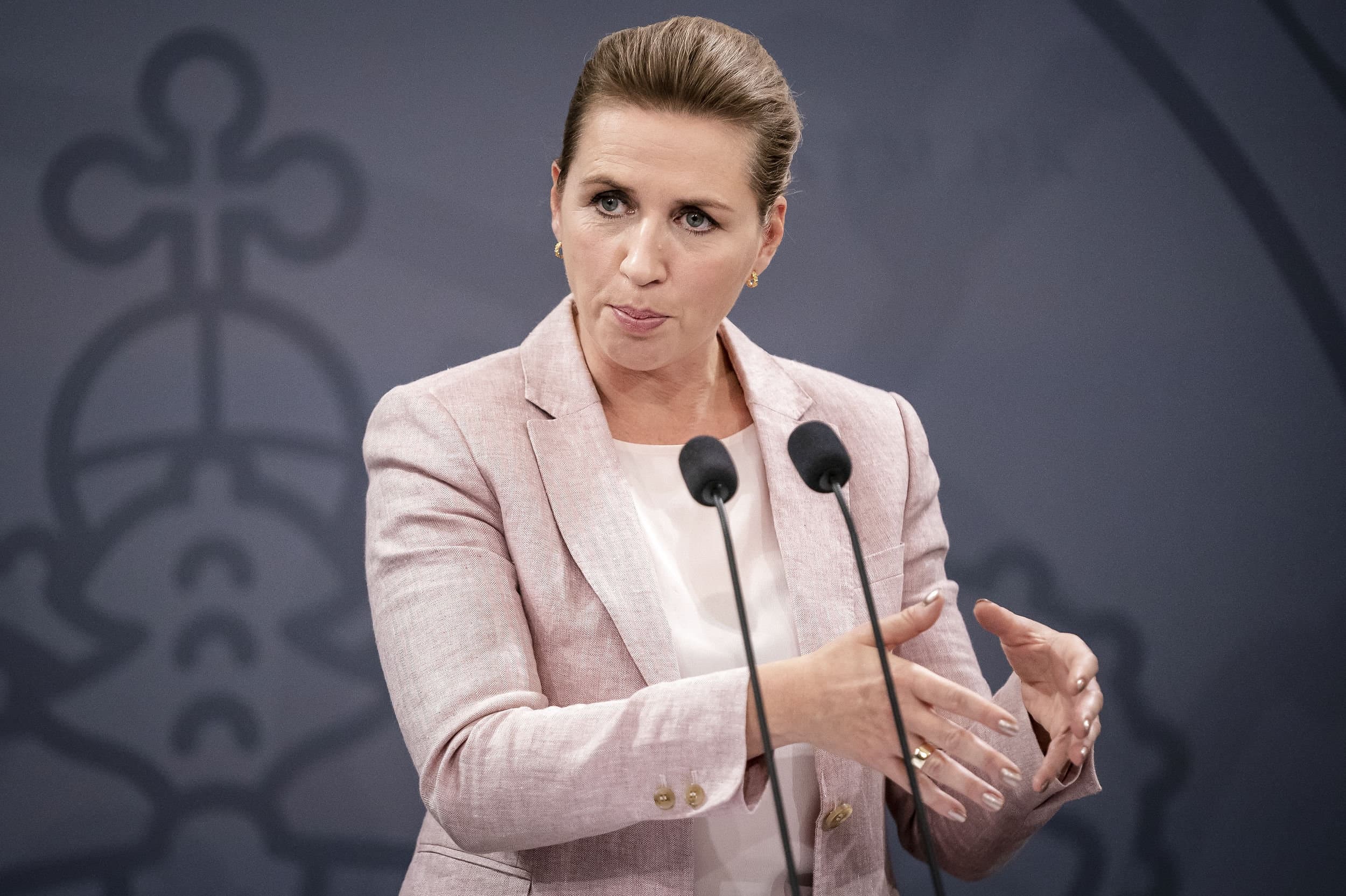 Statsminister Mette Frederiksen (S) ridser regeringens reformplaner op: Færre regler, mindre kontrol og dokumentation skal give plads til mere omsorg og nærvær. Men det er ikke helt så let, advarer kommunerne.