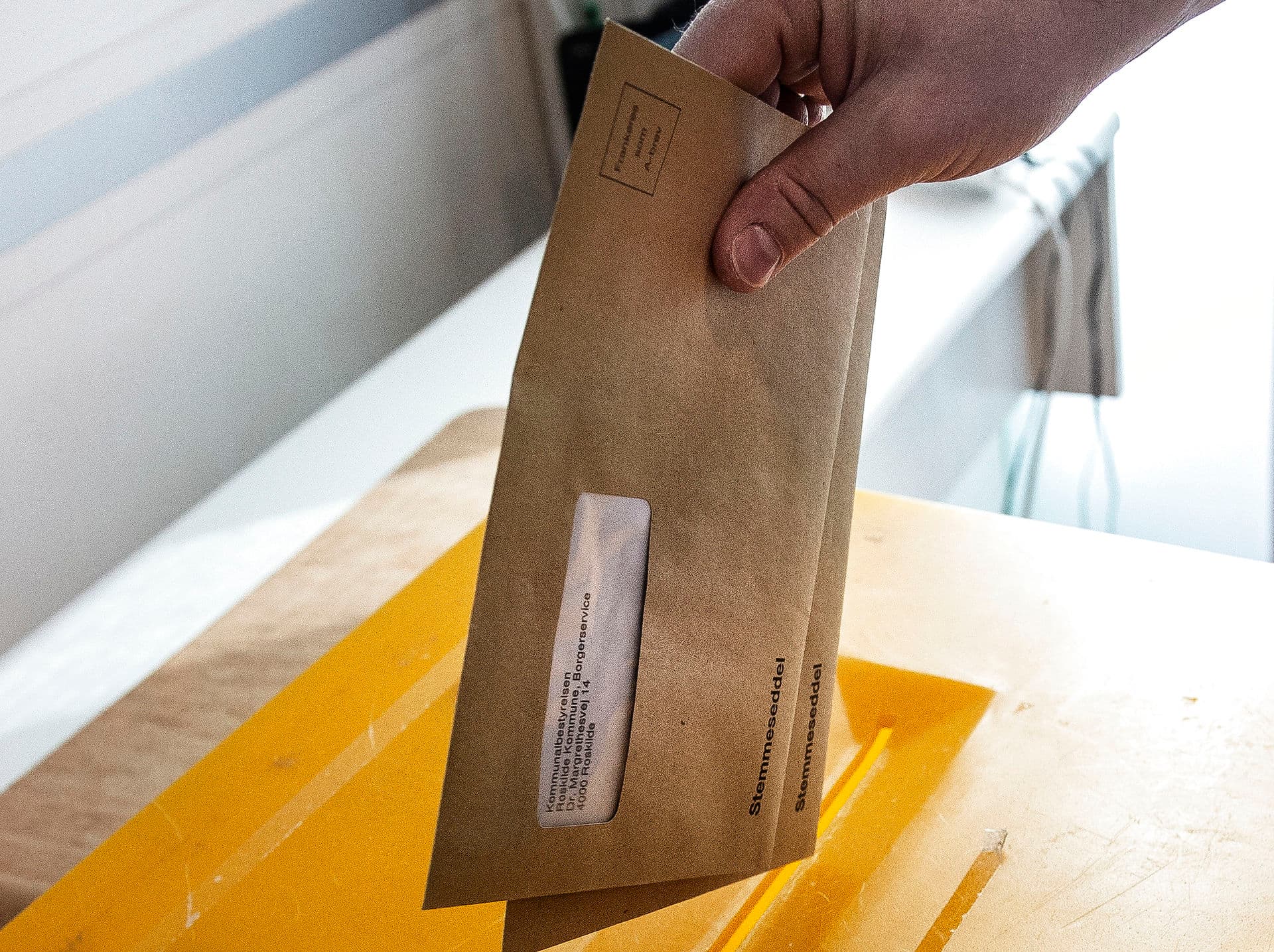 Borgere brevstemmer på Roskilde Rådhus op folketingsvalget i 2019. Fra tirsdag kan der brevstemmes til det kommende folketingsvalg.