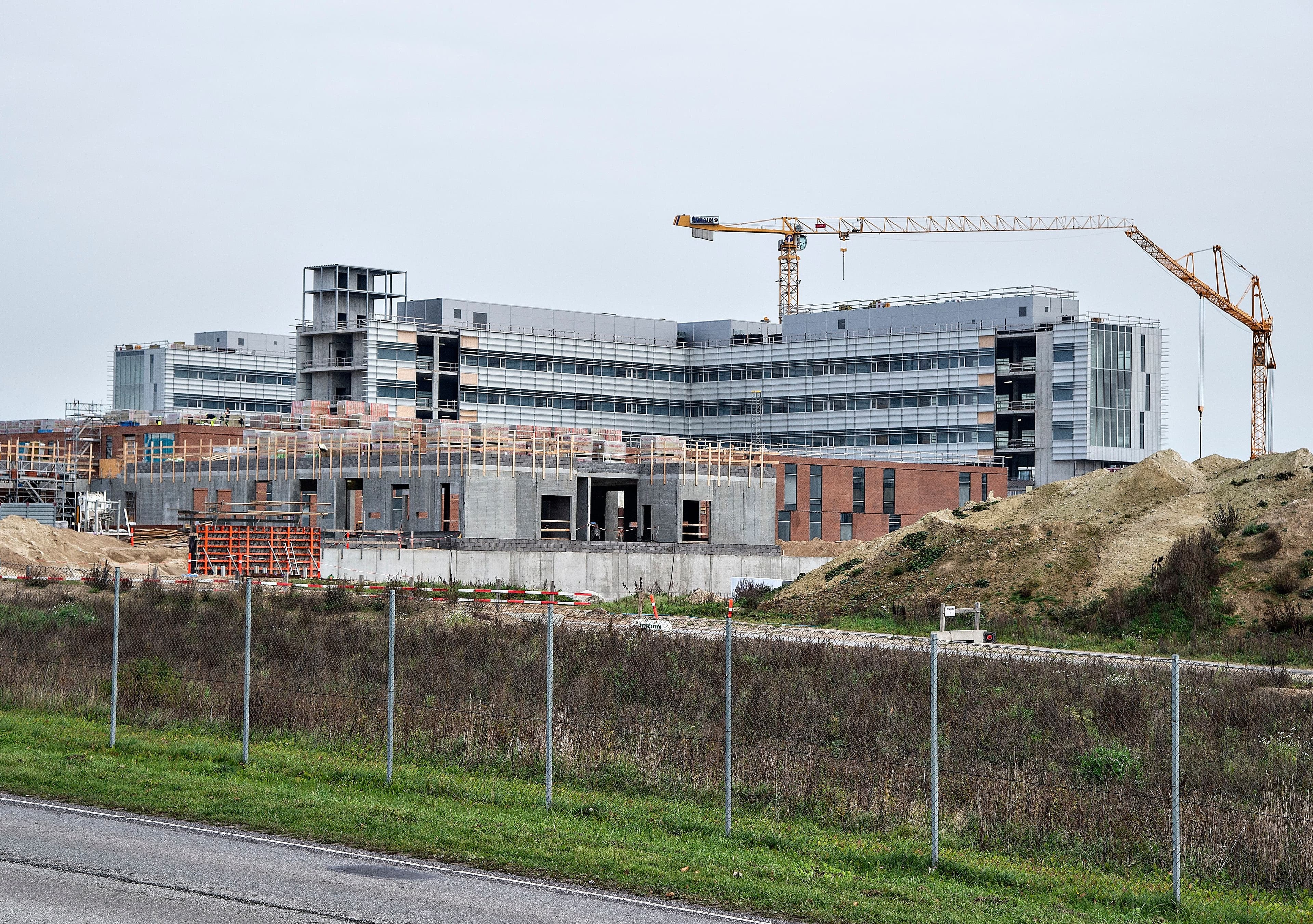 Supersygehuset i Aalborg har voldt flere problemer end de øvrige rundt om i landet, og for nylig kunne man konstatere en milliardoverskridelse af budgettet. Sygehuset ventes nu først at stå færdigt i 2026.