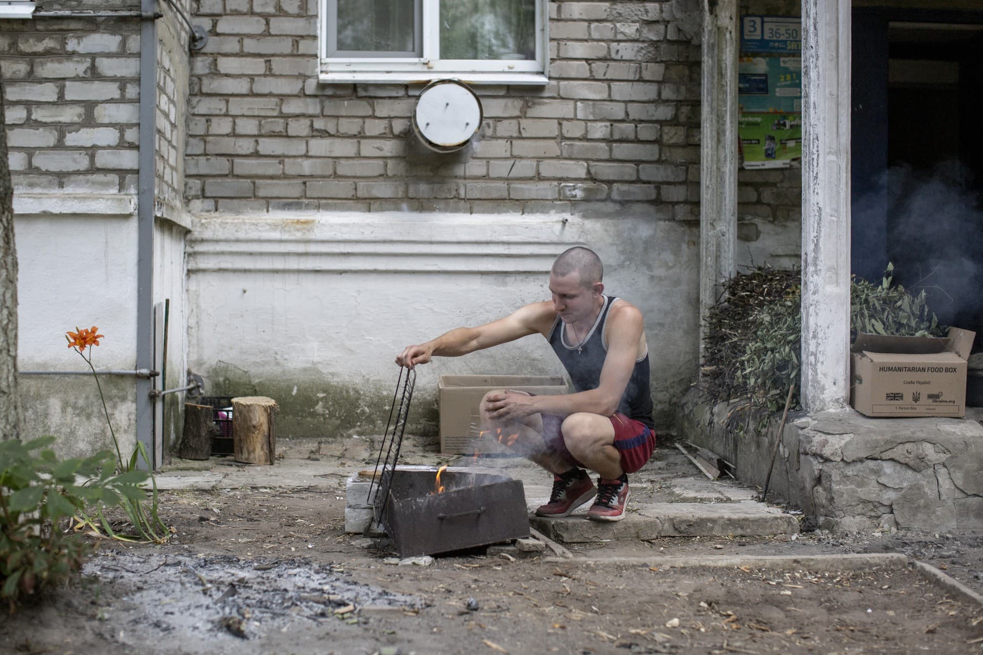 En kold radiator kan blive varm igen, smørprisen kan falde igen og livet i det hele taget i store træk vende tilbage til det, der var normalt indtil normaliteten skiftede. Her hos os, vel at mærke. Foto fra Siversk, Ukraine. Udendørs madlavning over bål.