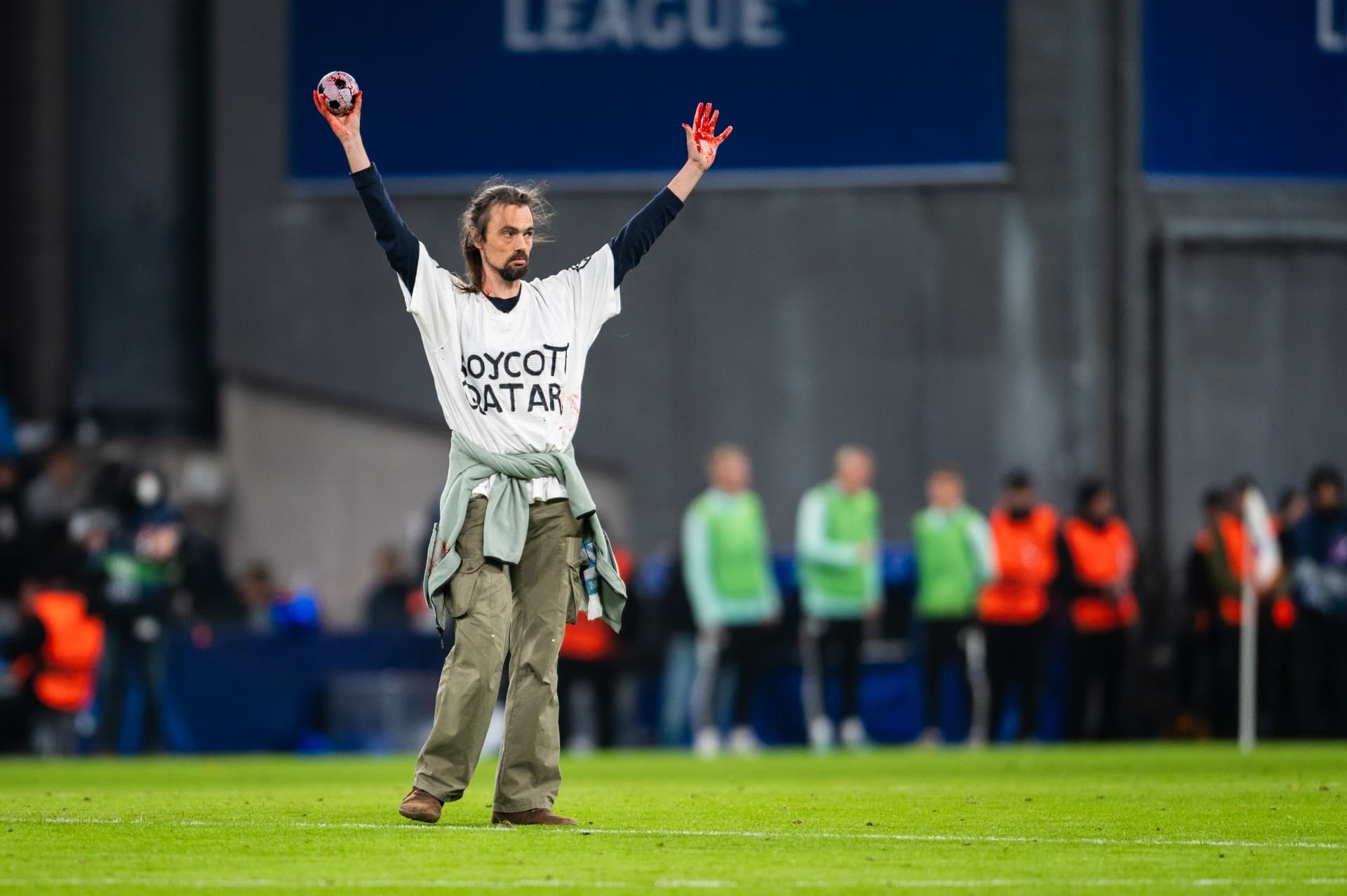 Baneløber med med Qatar-protest under Champions League-kampen mellem FC København og Borussia Dortmund. Den endte uafgjort.