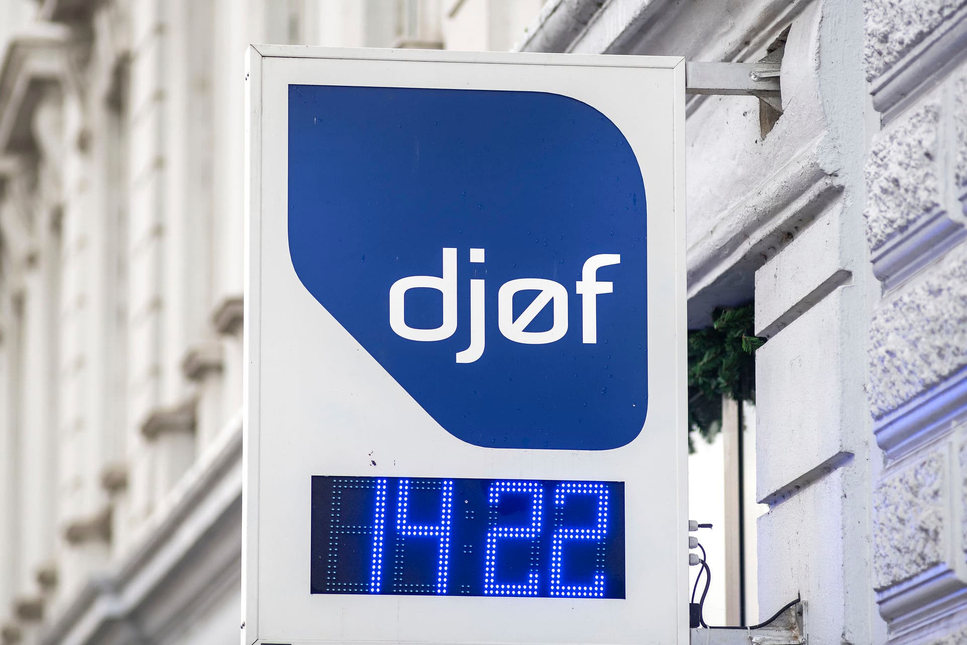 Kommunale Djøffere er kommet i søgelyset i politikernes jagt på bureaukrati og overflødig administration. Men når det gælder konkrete anvisninger på, hvem der ikke laver noget, mangler der svar.