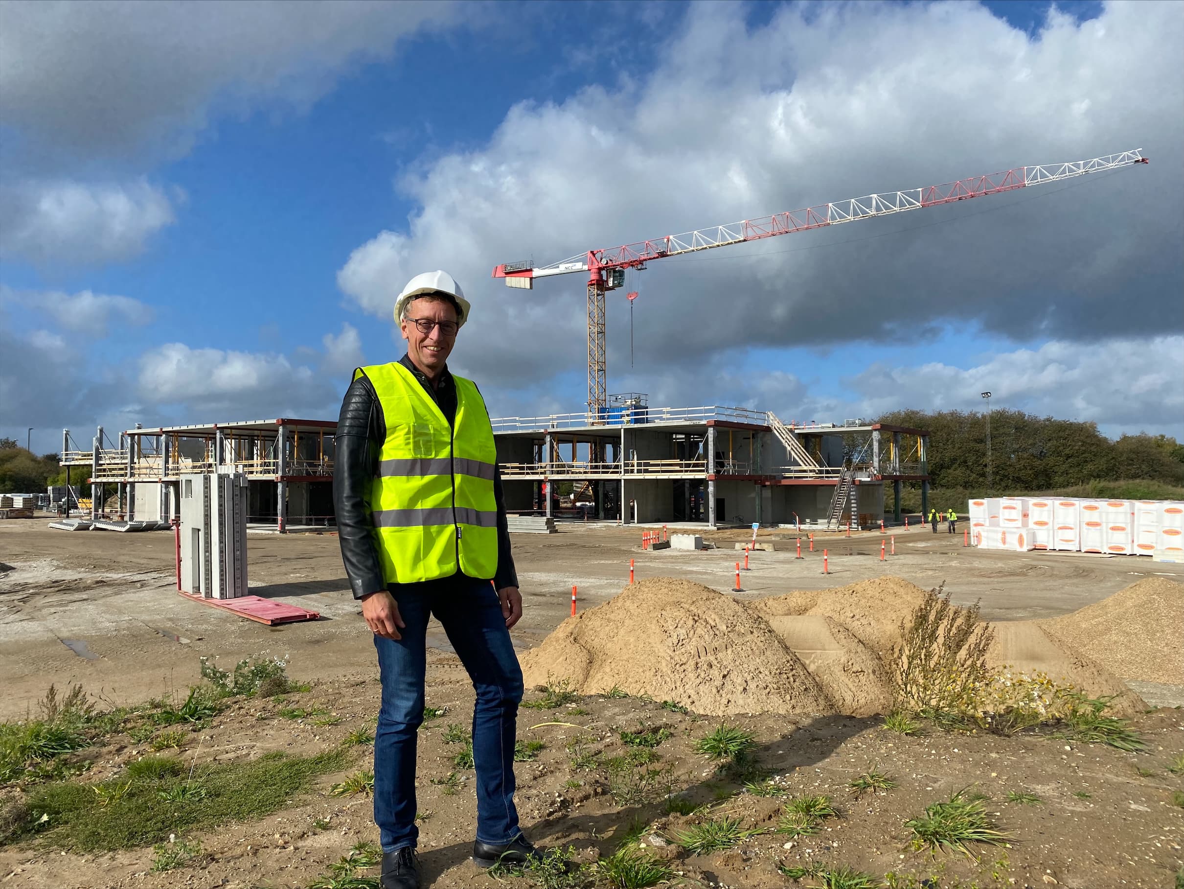 Djøfer og udviklingskonsulent Martin Olesen er projektleder på byggeriet af Lysningen  en ny kombineret skole, hal og forsamlingshus i Viborg kommune. Hans opgave er at facilitere samarbejdet mellem interessenterne og få enderne og budgetterne til at mødes. 
