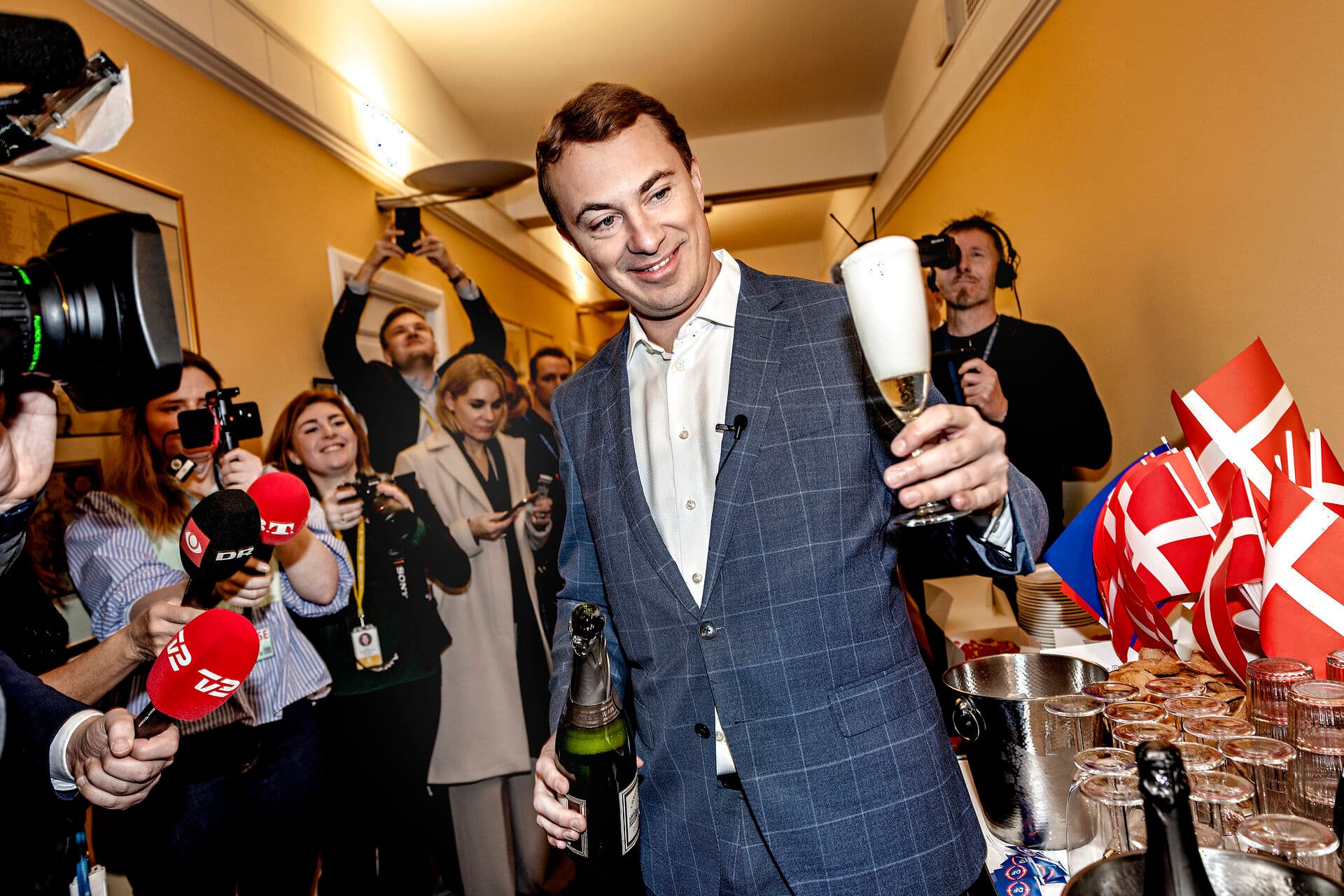 Champagne i Dansk Folkepartis decimerede kvarter på Christiansborg efter frifindelsen før jul. Først nu i det nye år er frifindelsen endelig.