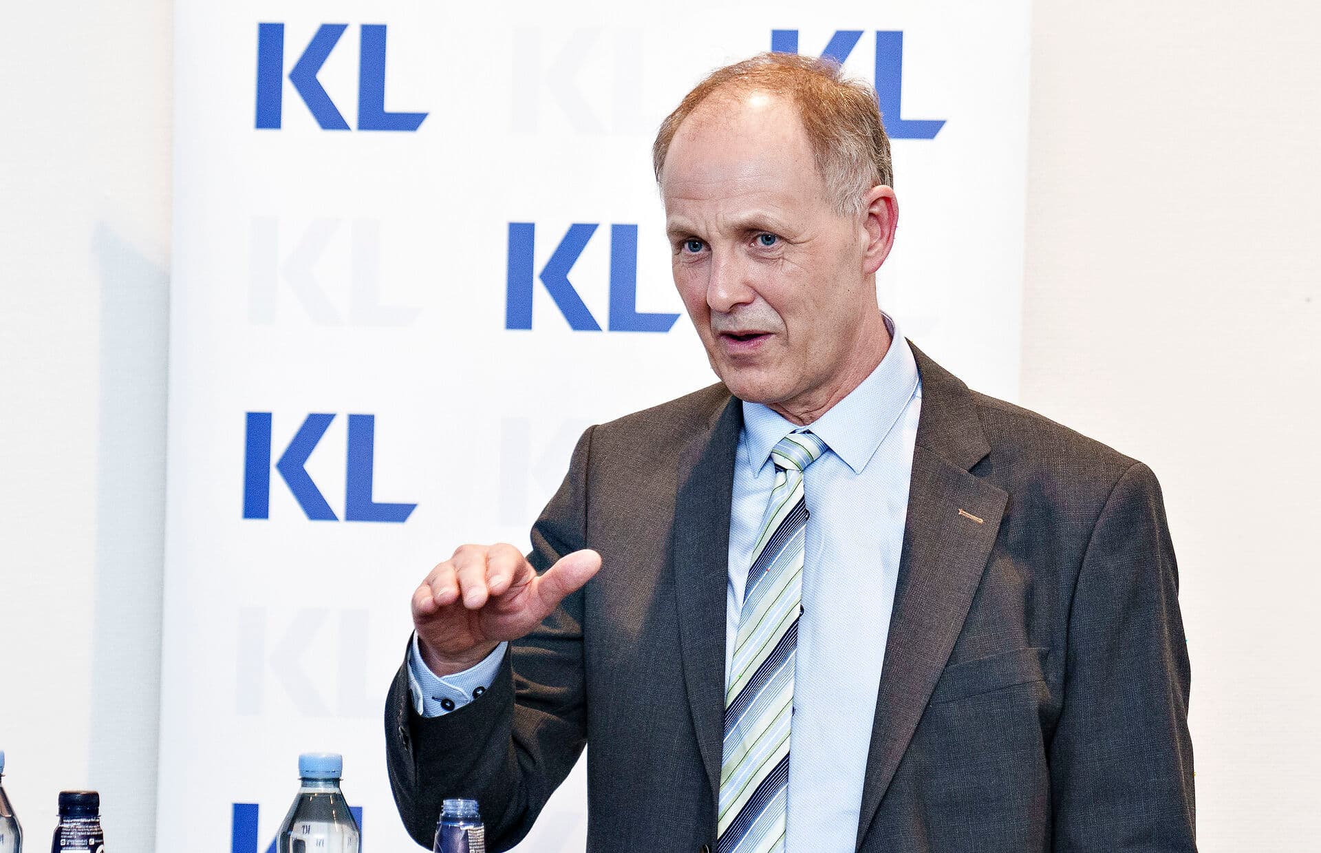   Vi kan ikke effektivisere os til flere hænder, mener KL-formand Martin Damm. Derfor må regeringen forberede sig på at fortælle borgerne en svær sandhed - nemlig, at det ikke er sikkert, den samme velfærd som nu kan leveres i 2030. 