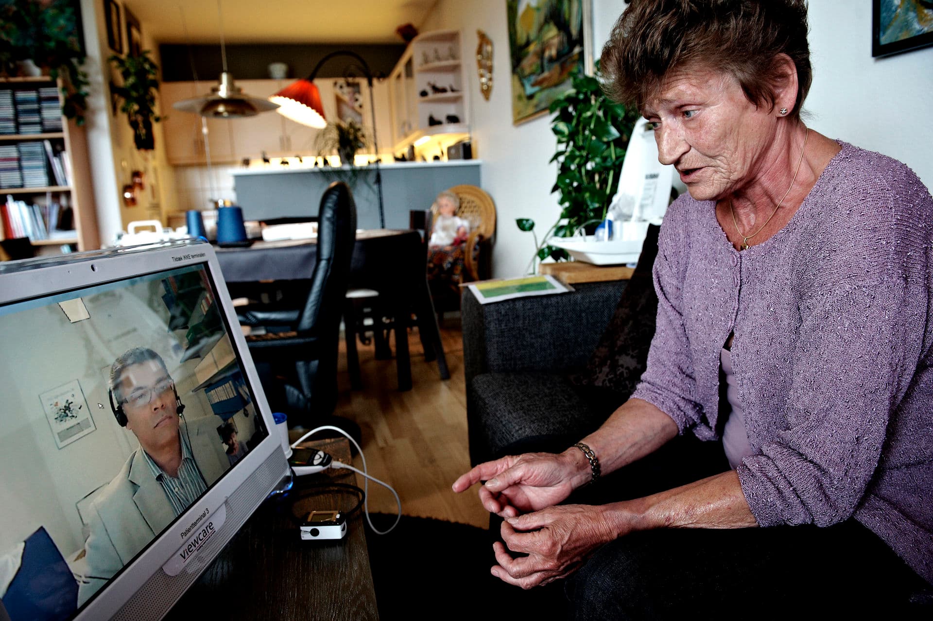 Færre syge skal på sygehuse, de skal i stedet behandles i det nære sundhedsvæsen og i hjemmet med brug af telemedicin, lyder det i et nyt fælles udspil fra Gigtforeningen, Hjerteforeningen og KL.