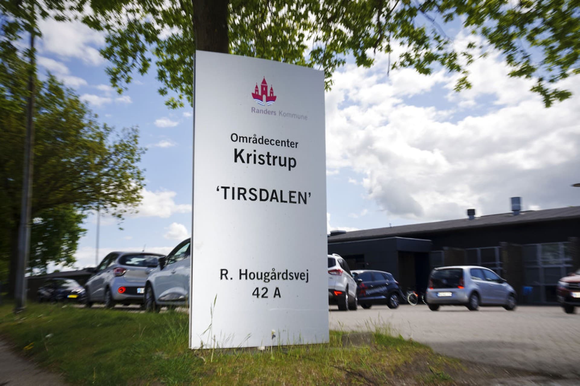 Sosuhjælperen er tiltalt for at have forgiftet fire beboere over flere gange på aftenvagter på Plejecenter Tirsdalen i Randers. 