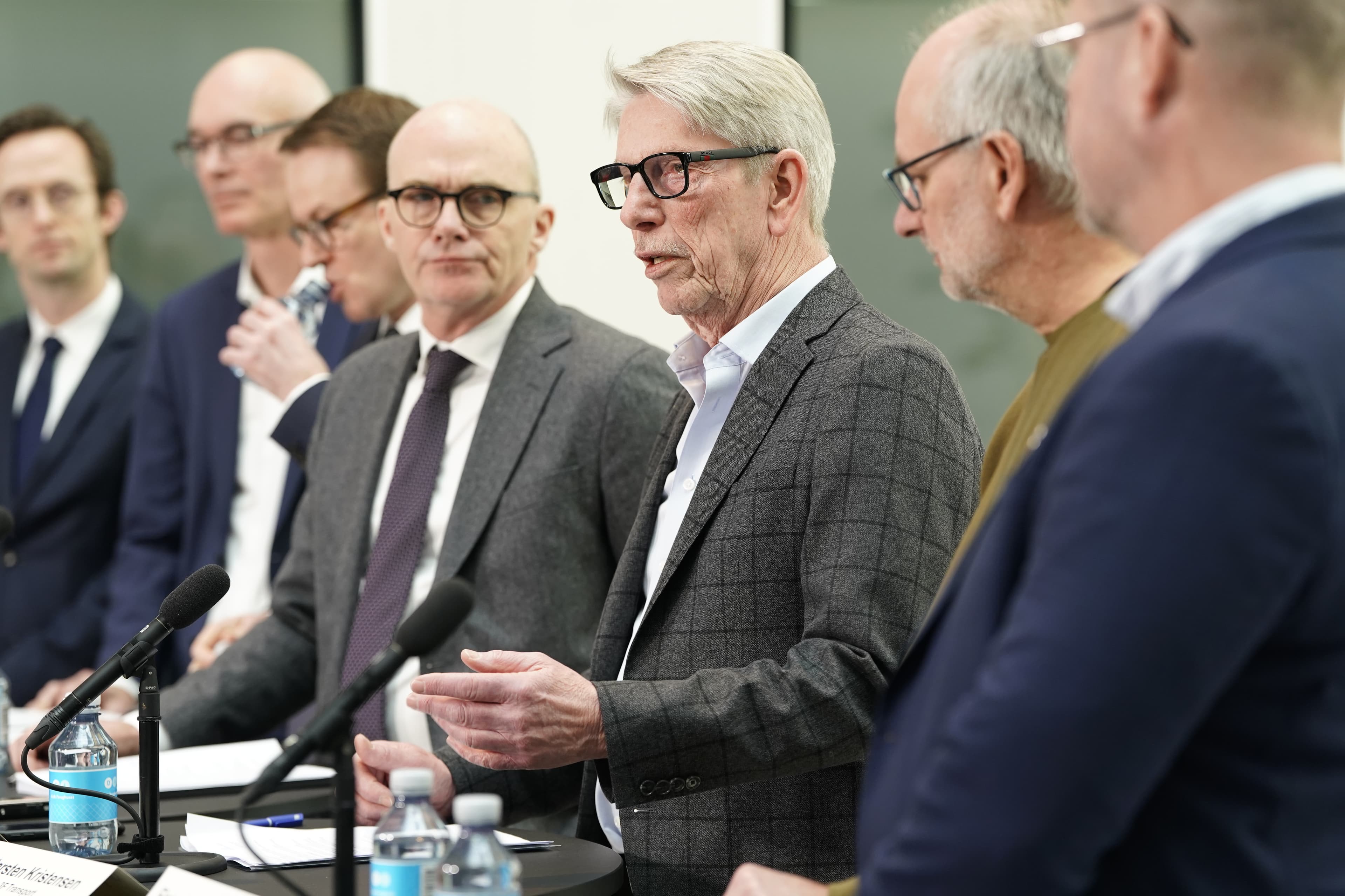 Industrioverenskomsten på minimallønsområdet er hovednummeret for Dansk Metal, på transportområdet med normalløn og det andet af to såkaldte gennembrudsforlig er det 3F, der fører ordet. Her formanden for 3F Transport, Jan Villadsen (forrest i midten) ved præsentationen af forhandlingsresultatet.