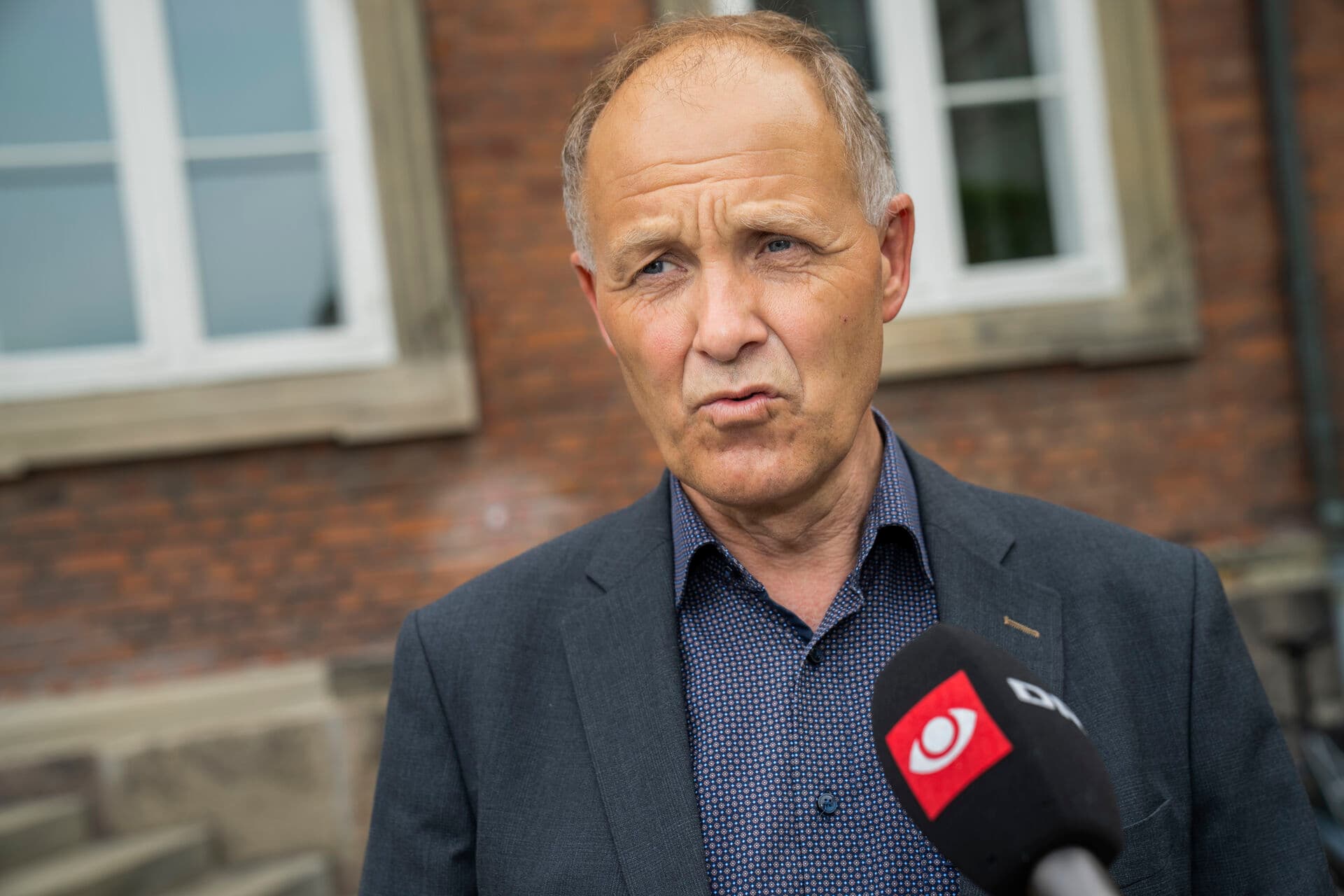 Hvis kommunerne skal kunne spare milliarder i administrationen, kræver det at regeringen selv rydder ud i regler og bureaukrati. Derfor er det bekymrende, at departementerne og styrelser er vokset markant siden 2016. 