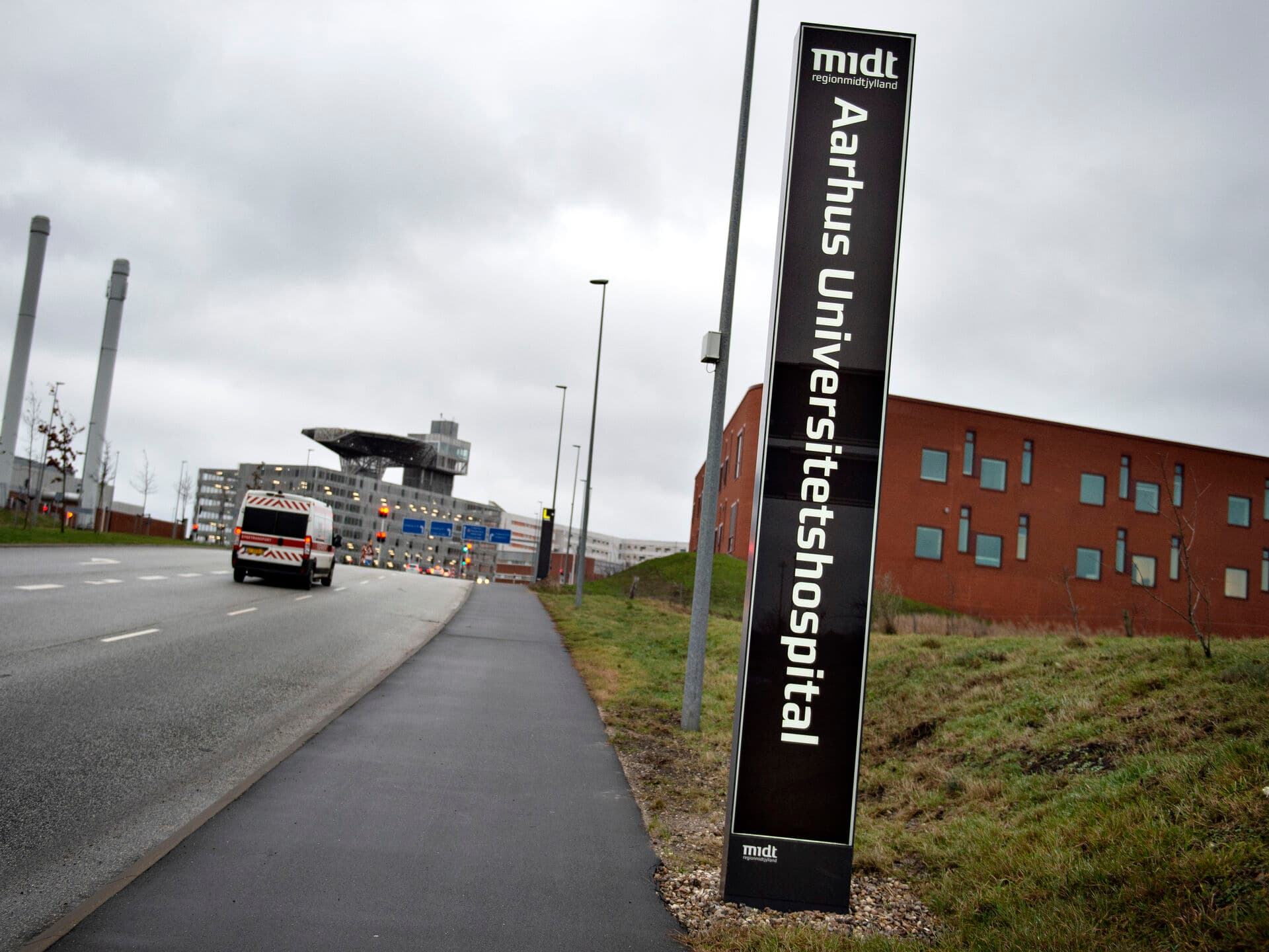 Kræftpatienter fra afdelingen for mave- og tarmkirurgi på Aarhus Universitetshospital må ifølge DR vente op til otte uger, før de kan få en operation.