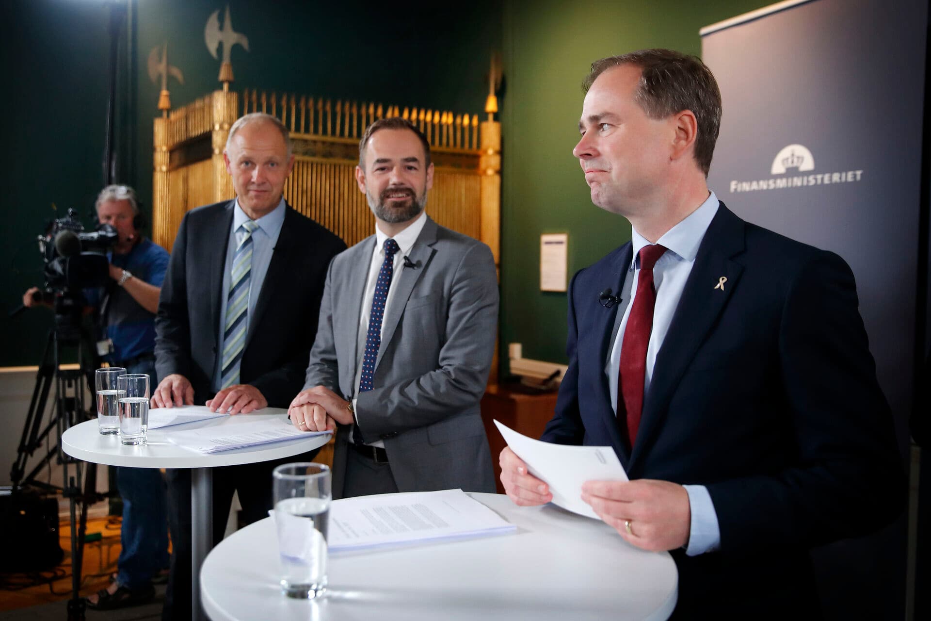 KL-formand Martin Damm (V), næstformand Jakob Bundsgaard (S) og finansminister Nicolai Wammen (S) ved en af de årlige præsentationer af økonomiaftaler. Kommunerne KAN beslutte sig for at gå, hvis der ikke kommer en rimelighed mellem opgaver og økonomi. skriver kommunalbestyrelsesmedlem Vivi Nør Jacobsen (SF), Albertslund.