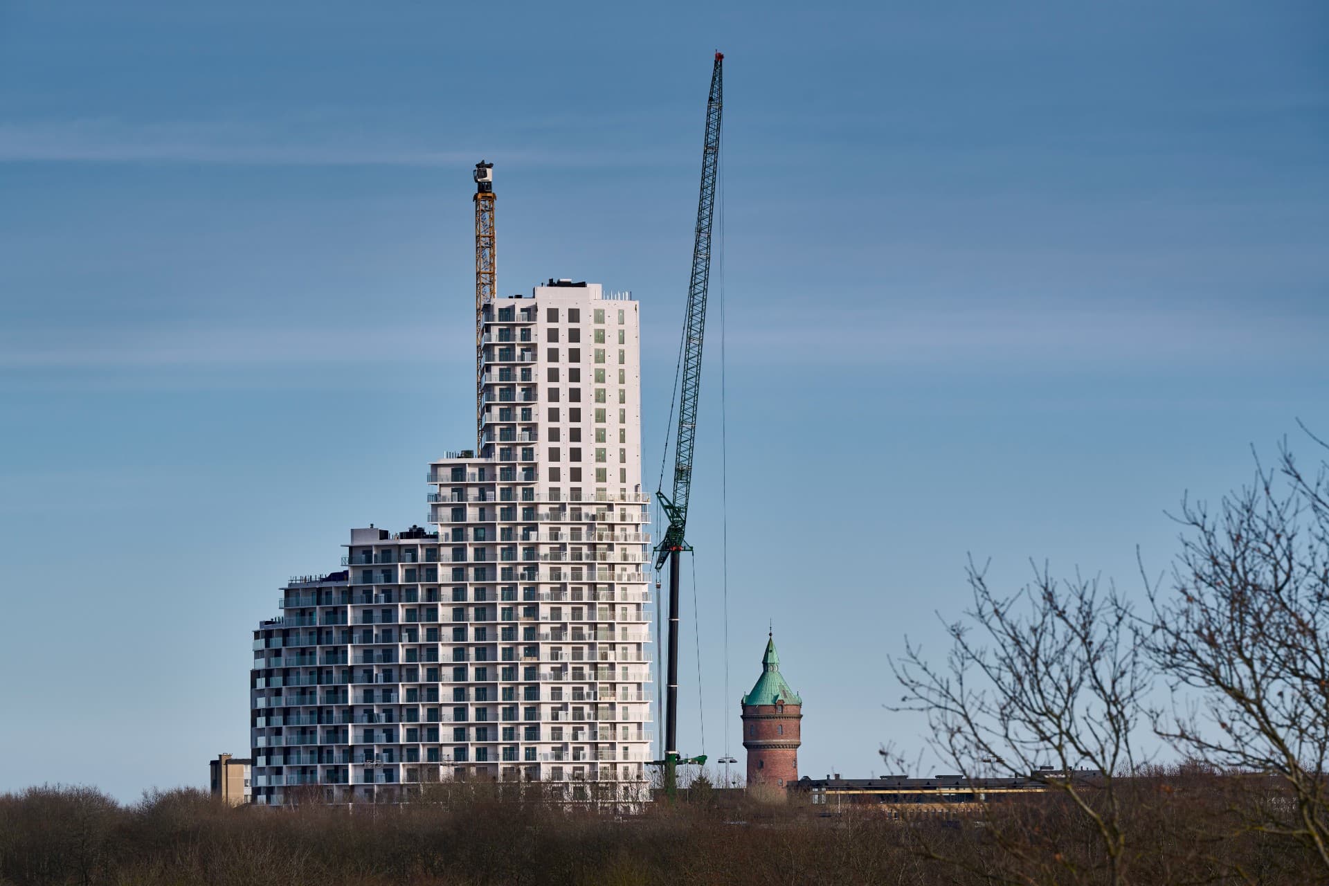 Byggekraner i Aarhus. Der rives ned for at bygge nyt. I Thy rives der ned fordi der ikke er nogen til at bo i husene.