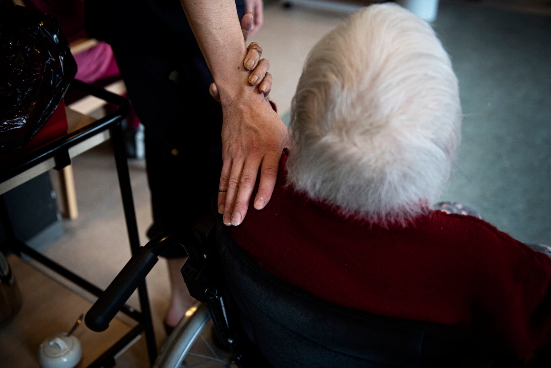   Ikke kun yngre kvinder i job med høje følelsesmæssige krav er oftere syge fra job. Det er også en sammenhæng mellem de krav og sygefraværet hos unge mænd i sundhedsvæsenet. 