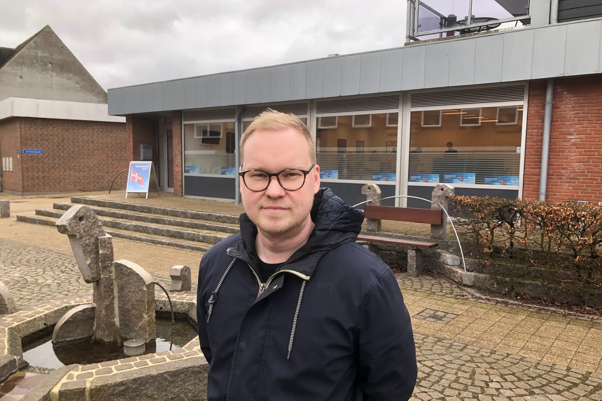 Dansk Folkepartis nye partihovedkvarter i Ejstrupholm, “så midt i Jylland som det kan være, lige langt fra øst og vest og fra syd og nord. Partisekretær Simon Vanggaard får fast arbejdssted her.