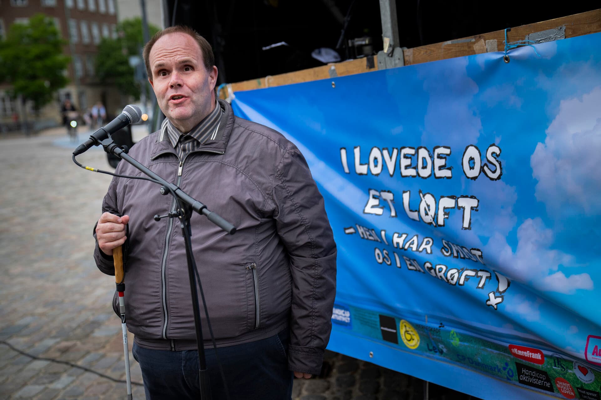 Økonomiaftalen i 2021 var en fuckfinger til alle med handicap ifølge  Thorkild Olesen, formand for DH. Den skarpe reaktion og den store opmærksomhed om økonomiaftalen i medierne var usædvanlig. Både KL og skiftende regeringer foretrækker forhandlingerne kører under radaren, og ingen har behov for at profilere sig på aftalen.