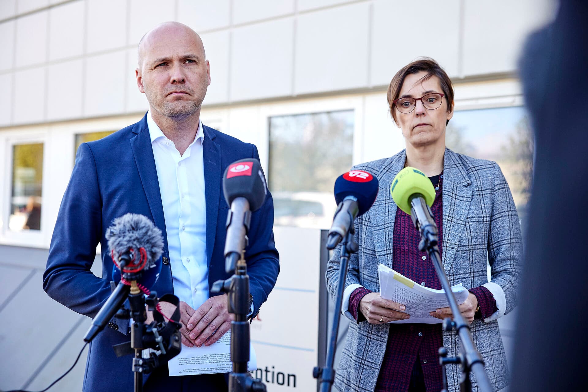 Der er fortsat uafklarede spørgsmål, efter regionen har valgt at fyre to hospitalsdirektører ovenpå grove retslige fejl i forbindelse med Aarhus Universitetshospitals alvorlige overskridelser af ventetider og forkert information til kræftpatienter på Mave- og Tarmkirurgisk Afdeling.  