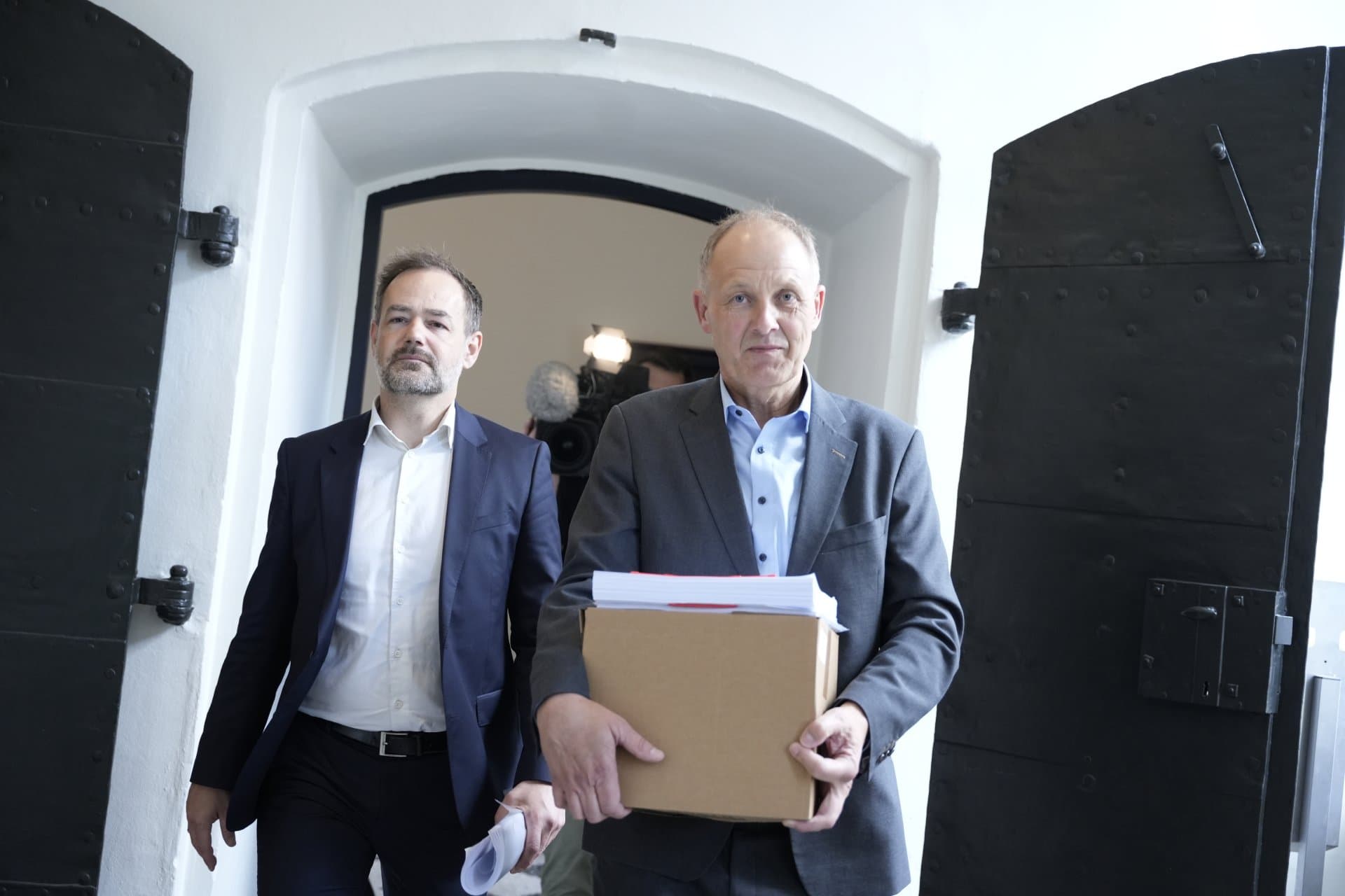 KL’s formandskab på vej ind til første økonomiaftaleforhandling i Finansministeriet. De går efter at få mere end penge med ud derfra.