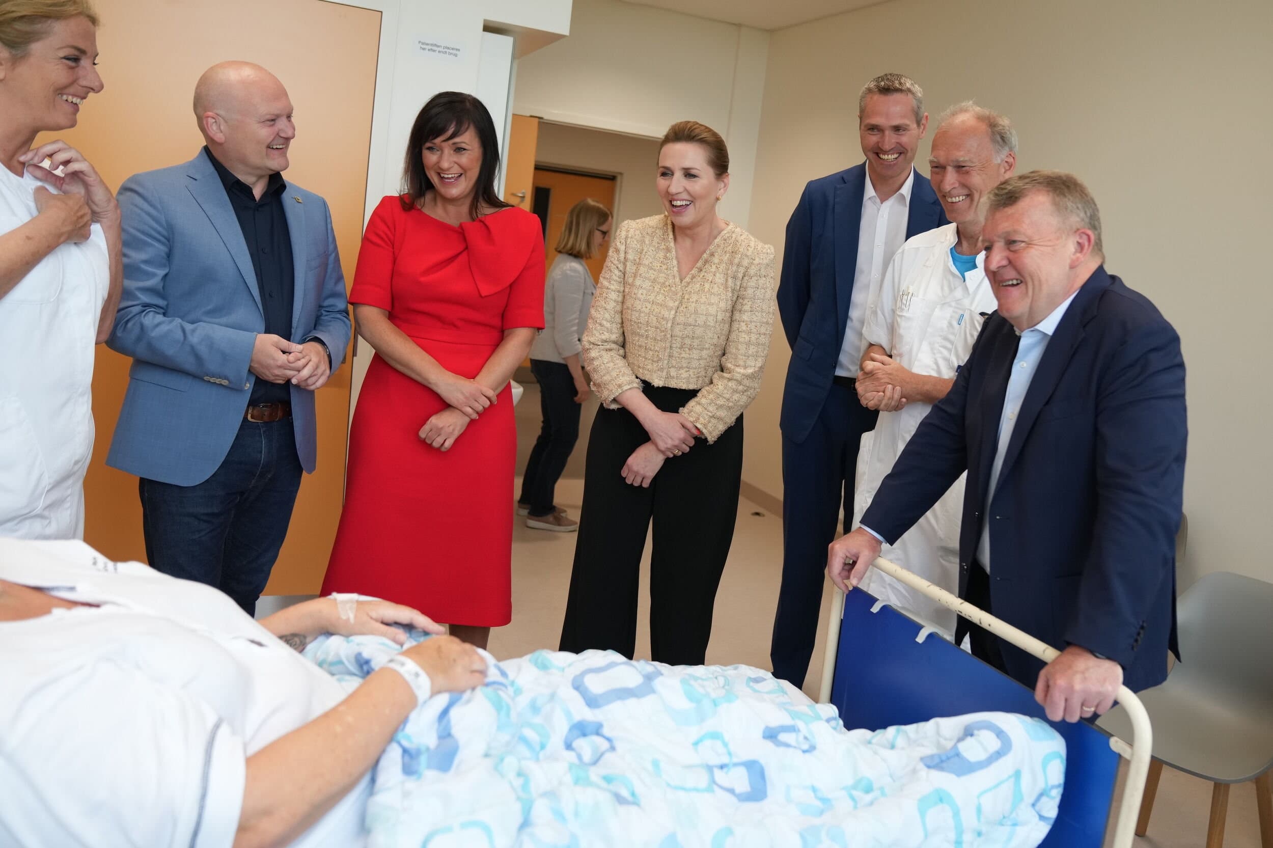  Sundhedspakken blev præsenteret på Rigshospitalet. Inden blev ministertrioen vist rundt på nogle af afdelingerne. Her slår de sammen med personalet ring om en nyopereret kræftpatient.