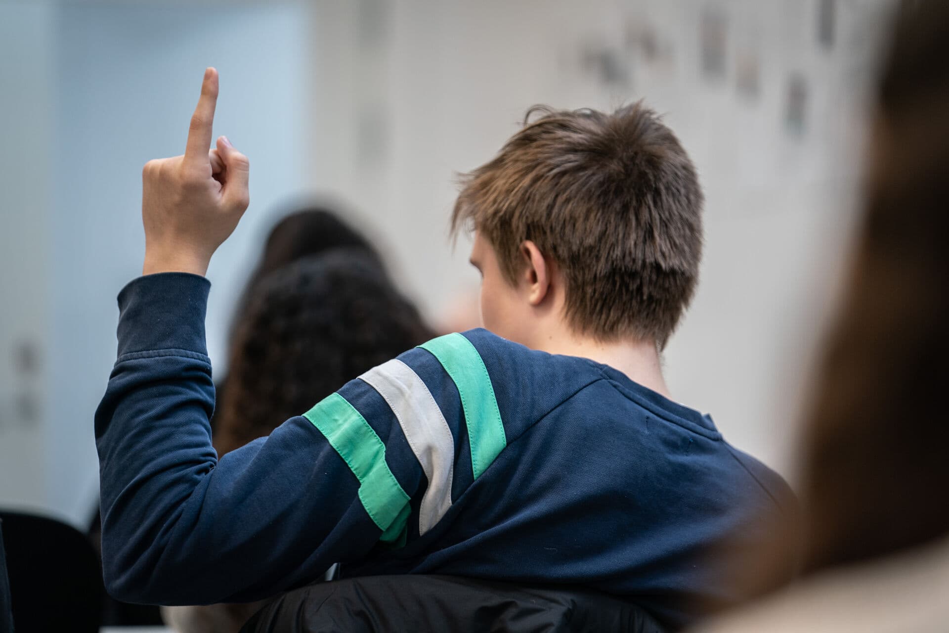   Resultaterne fra den nyeste landsdækkende måling af trivsel blandt folkeskolens elever viser ifølge Børne- og Undervisningsministeriet, at der er sket et fald i andelen af elever med høj trivsel. Andelen af elever med høj trivsel er faldet til 87,4 pct fra 89,8 pct forrige år. Faldet følger en i forvejen nedadgående udvikling. 