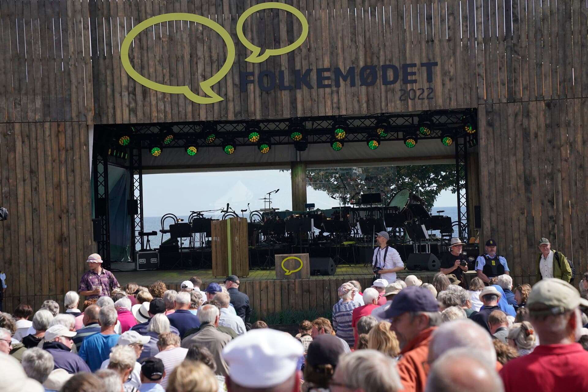   Under Folkemødet er samtlige partiledere fra Folketingets partier inviteret på Hovedscenen for at holde tale. 