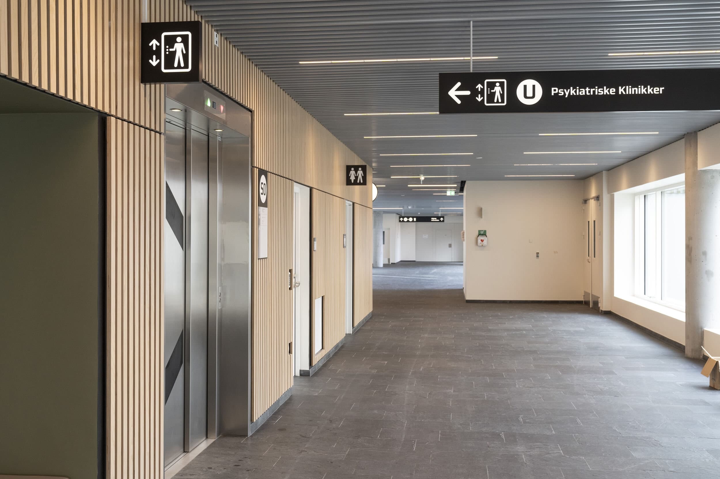 Personer med en dobbeltdiagnose har længe risikeret at falde ned mellem tilbud fra kommunen og regionen. Det skal en ny aftale rette op på, men flere mener, at det nye regionale tilbud ikke slår til.