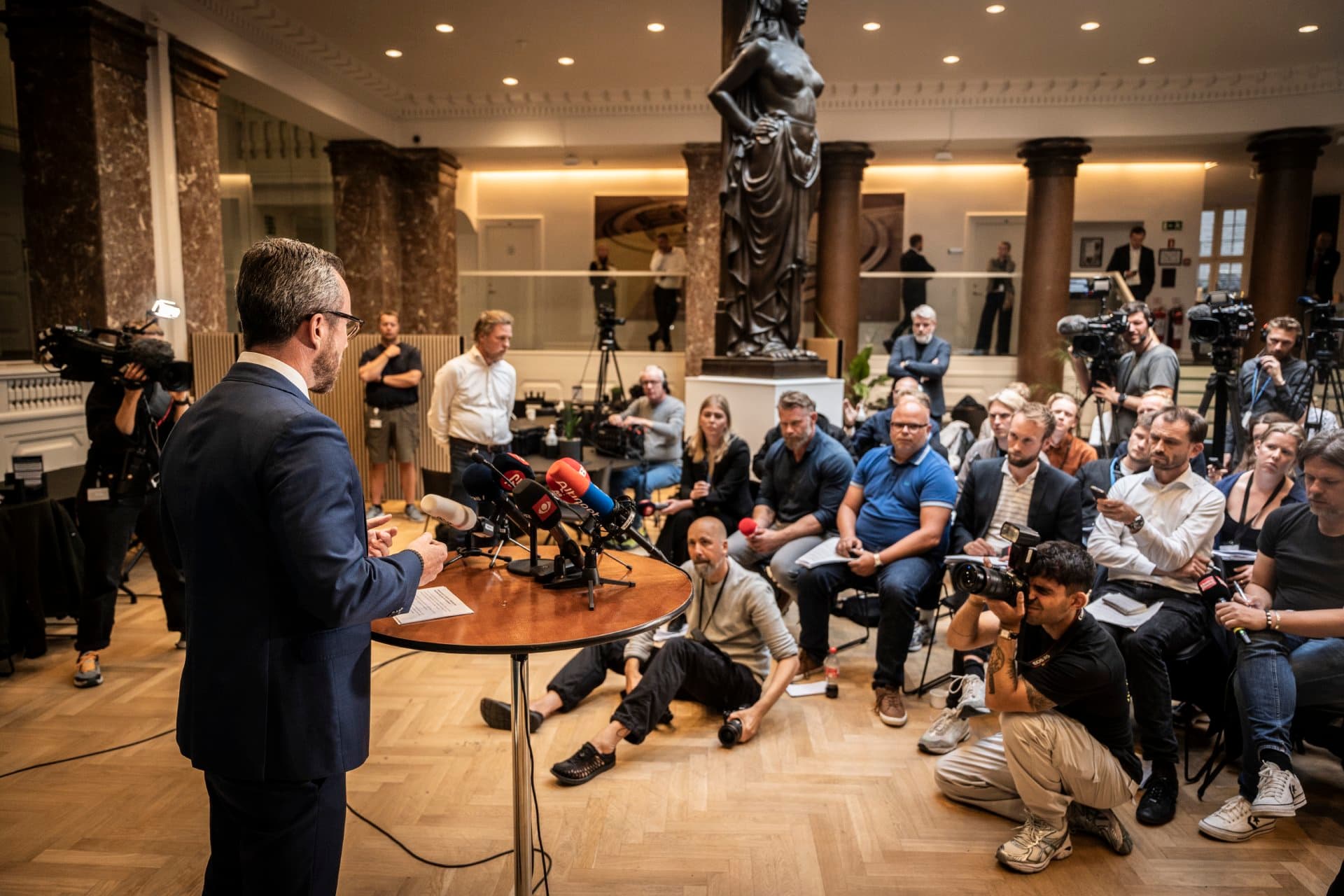 Jakob Ellemann-Jensens første pressemøde om fejlinformation af Folketinget kom efter tre dage til at stå i skyggen af endnu et pressemøde, denne gang om fejlinformation om fejlinformationen.