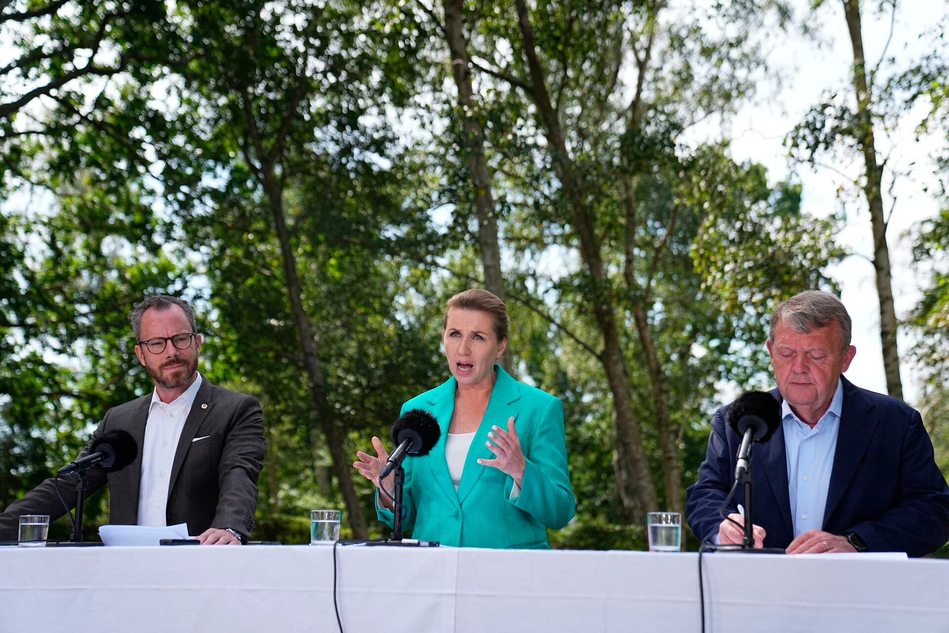Statsminister Mette Frederiksen (S) præsenterede milliarden til kommunerne og regionerne på et pressemøde efter et regeringsseminar, flankeret af økonomiminister Jakob Ellemann-Jensen og udenrigsminister Lars Løkke Rasmussen.