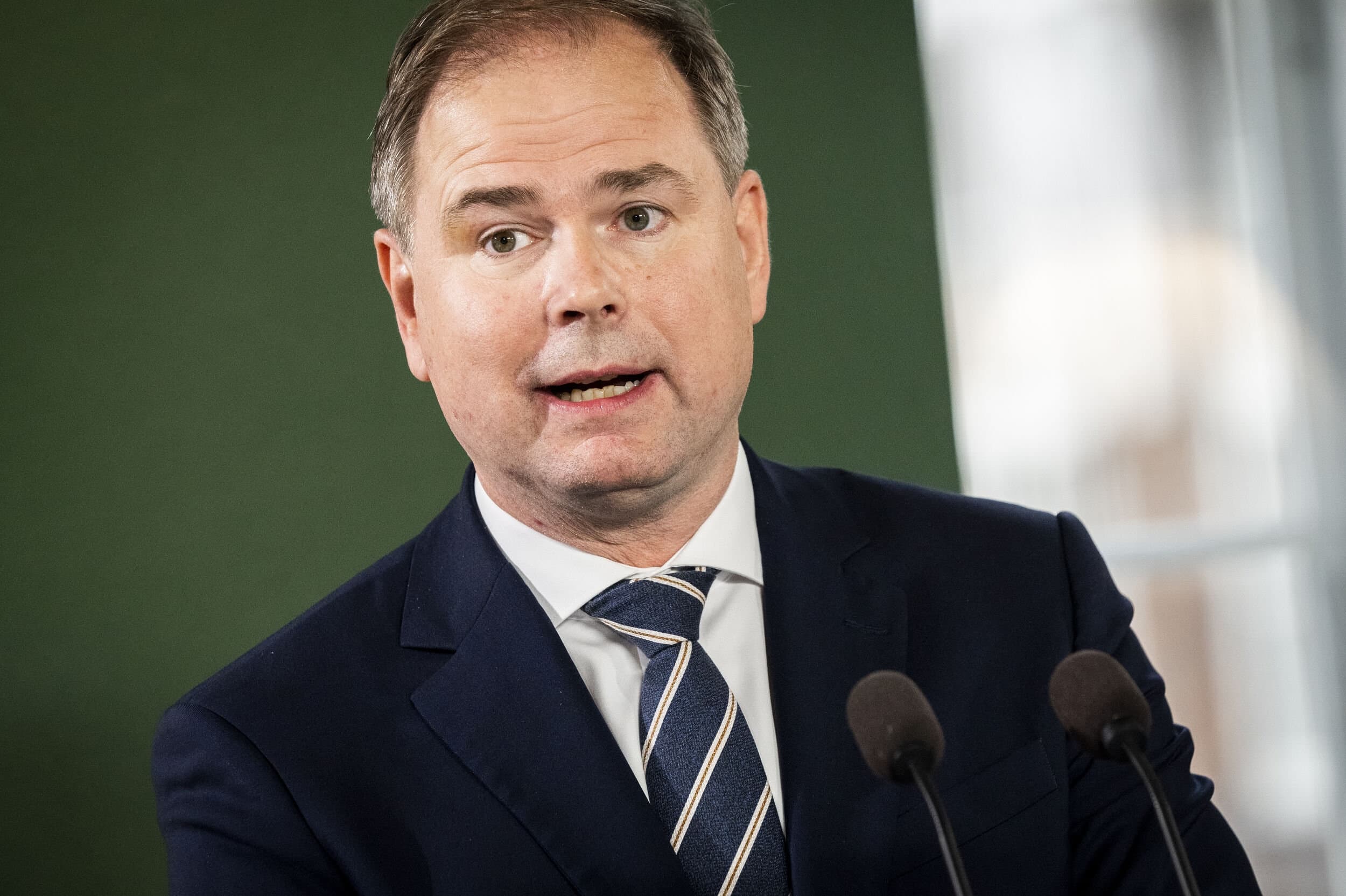 Finansminister nicolai Wammen (S) kunne opjusterer det finanspolitiske råderum med fire mia. kr., da han fremlagde regeringens økonomiske redegørelse. Men selvom Danmarks økonomi er i topform, skal mange kommuner spare. 