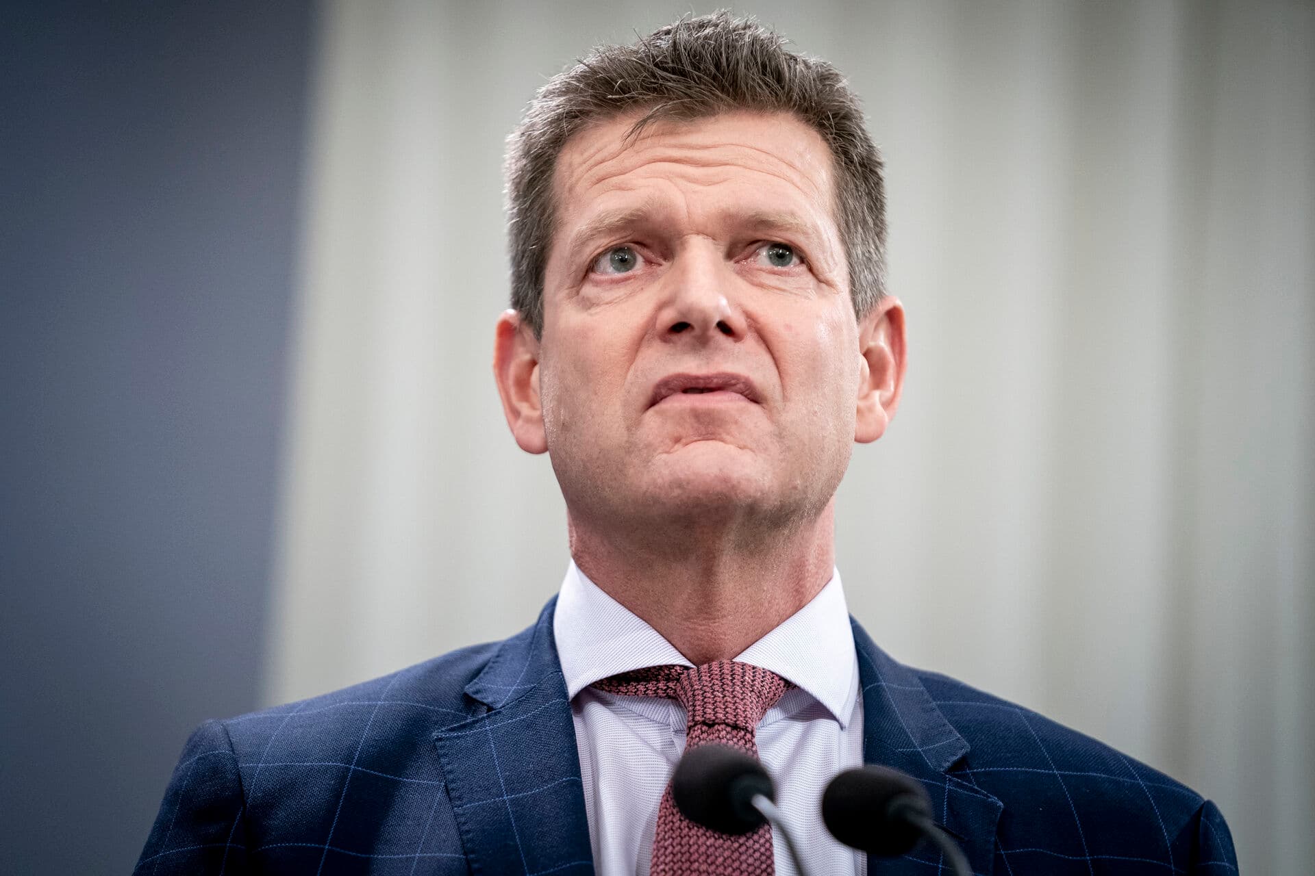   - Vi står ved en afgørende korsvej, siger Søren Brostrøm, formand for Robusthedskommissionen, til Jyllands-Posten. Her ses han under et af de coronapressemøder, der gjorde ham landskendt. 
