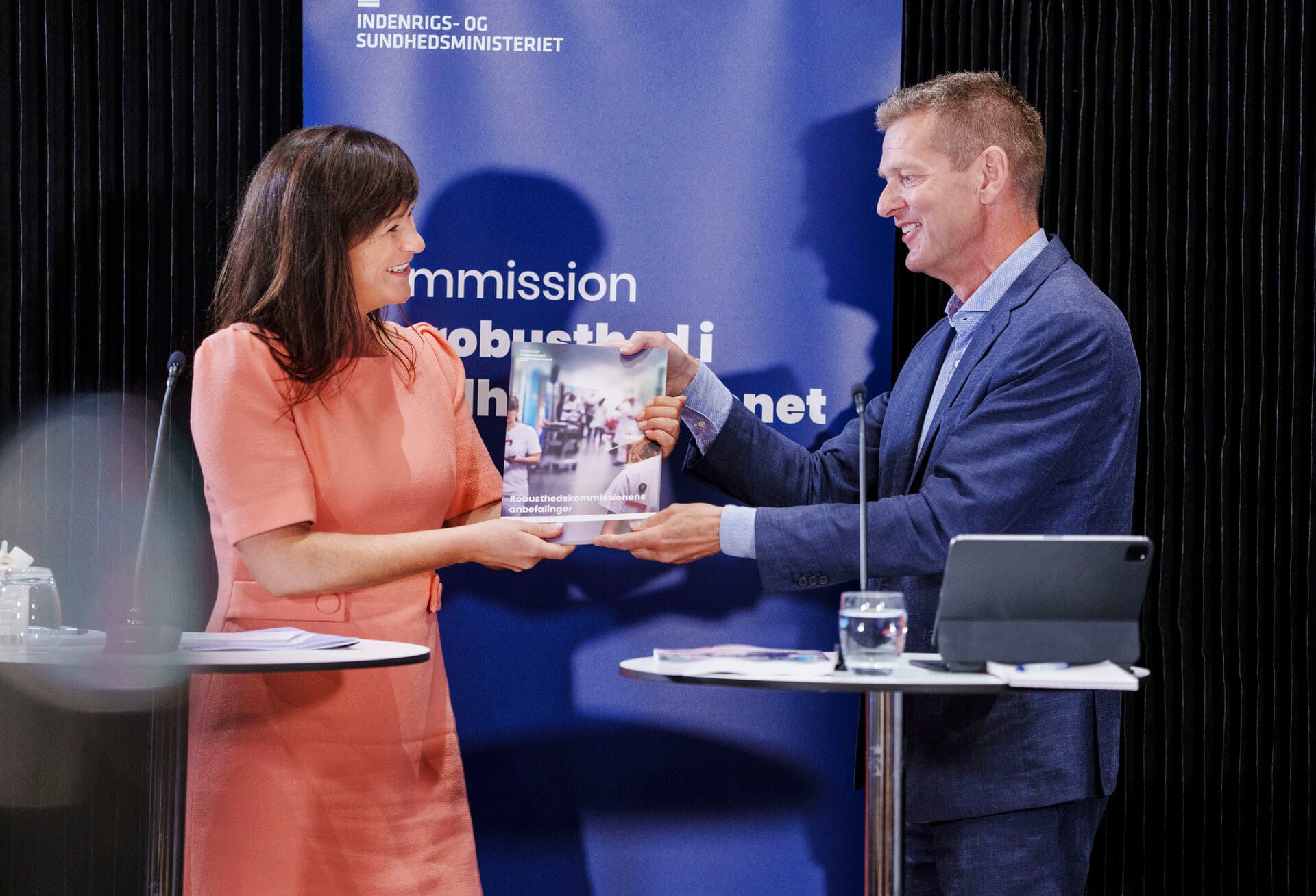   Indenrigs- og sundhedsminister Sophie Løhde (V) modtog mandag en helt speciel fødselsdagsgave, på dagen hvor hun fyldte 40 år. Ved et pressemøde fik hun overrakt Robusthedskommissionens anbefalinger af formand Søren Brostrøm.