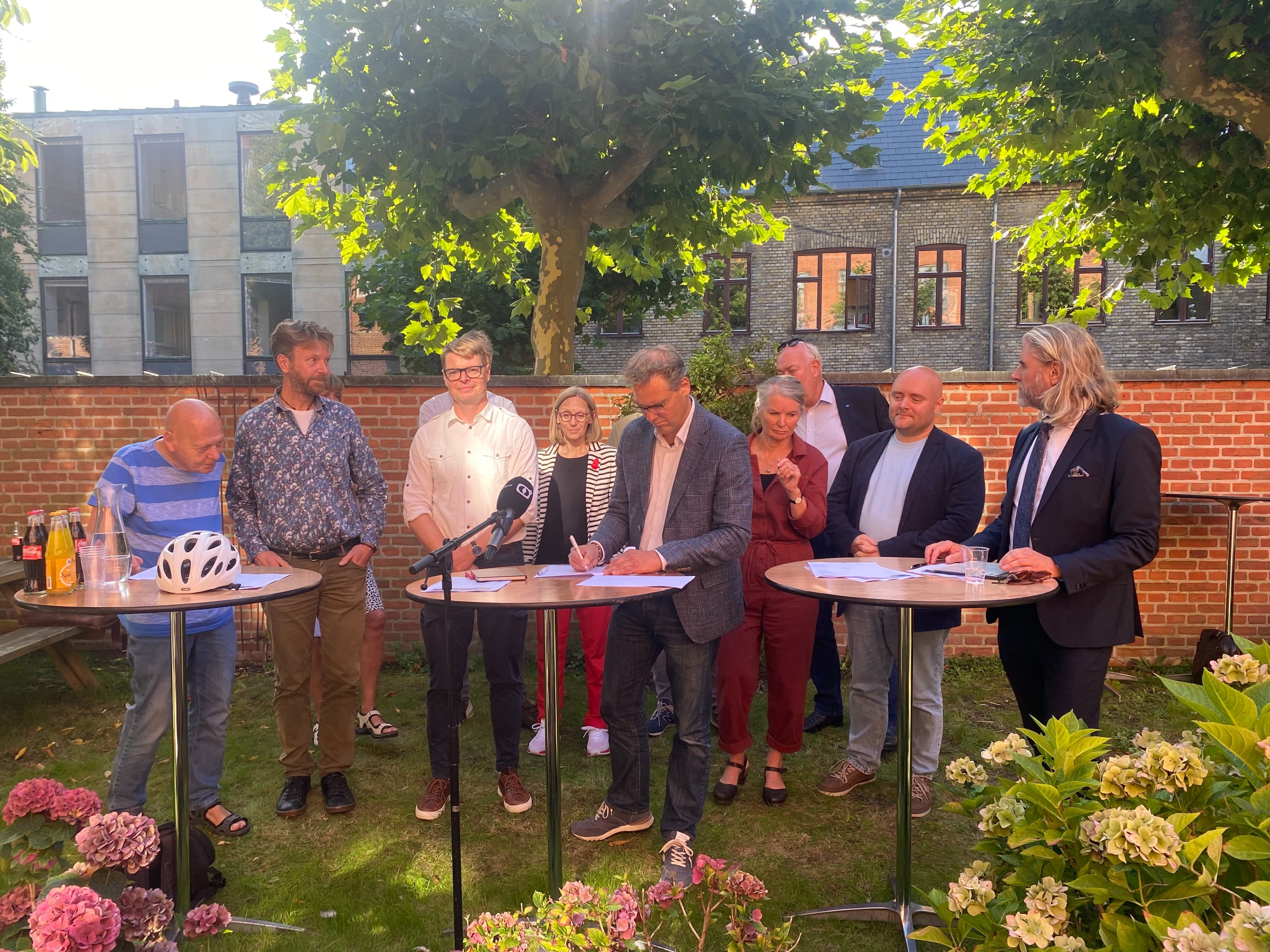 Ét mandat kan gøre forskellen for et budgetflertal eller det modsatte. Det demonstrerede manden til højre i billedet i år i Helsingør. Thomas Kok er valgt for De Konservative, men blev løsgænger i januar, og i september var hans mandat afgørende for, at borgmester Benedikte Kiær (K) blev holdt uden for årets budgetaftale.