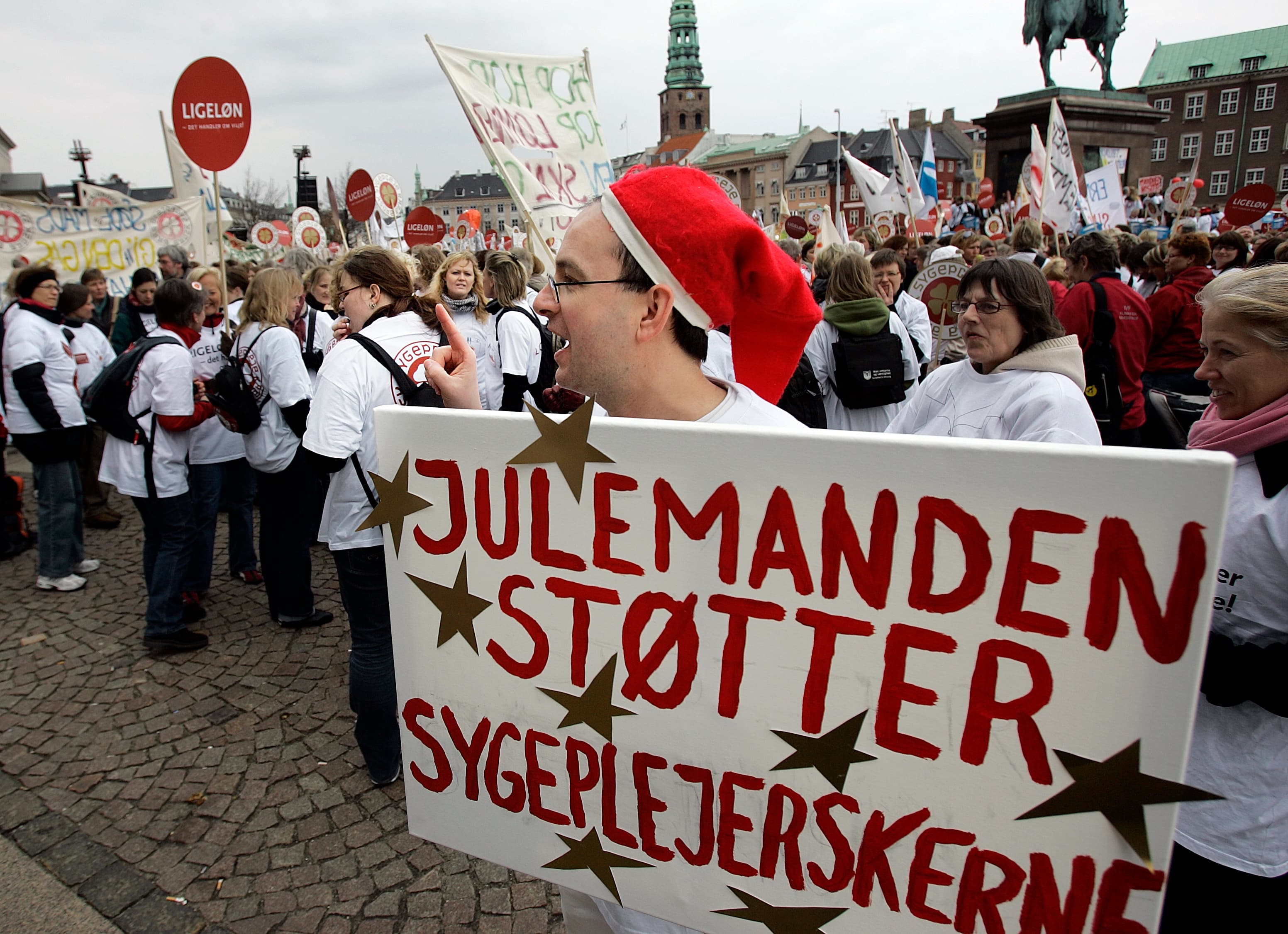 Sygeplejerskerne skiller sig ud fra de andre faggrupper, der er udvalgt til regeringens lønløfte, ved ifølge Lønstrukturkomiteen ikke at være underbetalt. Men nu får de alligevel, dog ikke ved julemandens mellemkomst. Foto fra OK08.