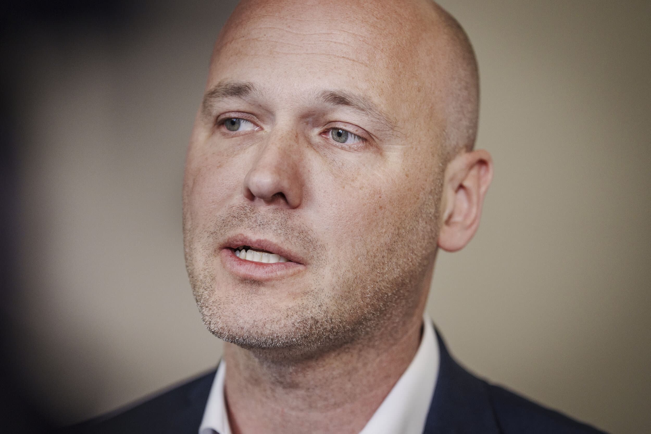 - Vi mangler personale mange steder, så det her er ikke løst i morgen. Men nu har vi et bedre grundlag for at gå ind og løse de kapacitetsmæssige udfordringer, som vi står med i sundhedsvæsnet i Region Midtjylland, siger  regionsrådsformand Anders Kühnau (S). 