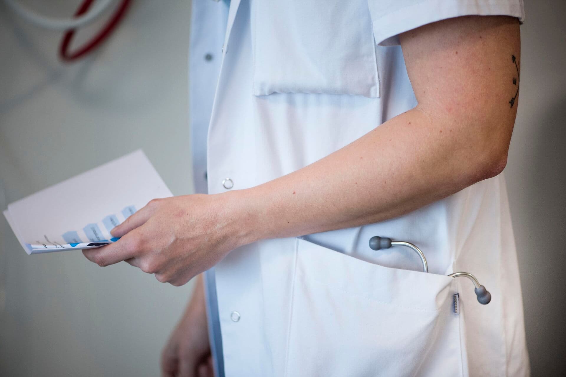 For at gøre ansatte på social- og sundhedsområdet mere trygge vil Danske Regioner lade det være op til den enkelte, om de vil have efternavn på deres navneskilt. 