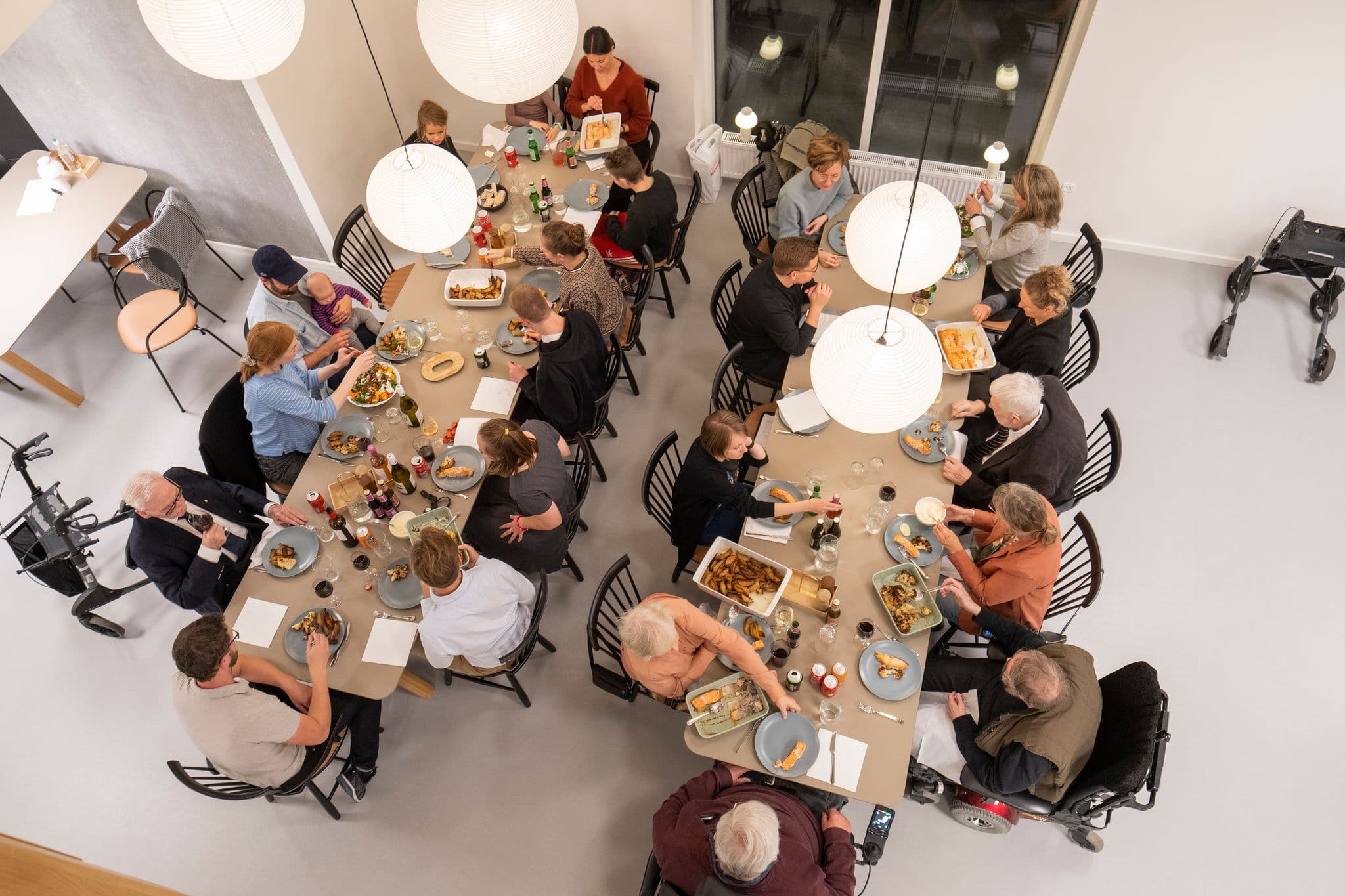 Fællesspisning i Generationernes Hus er en anledning til, at beboerne mødes på tværs af aldersgrupper.